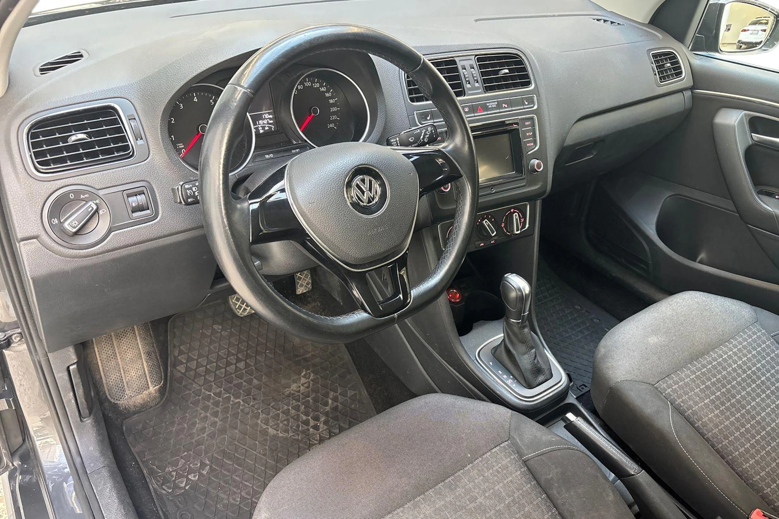 harmaa Volkswagen Polo 2016 kuva 8.