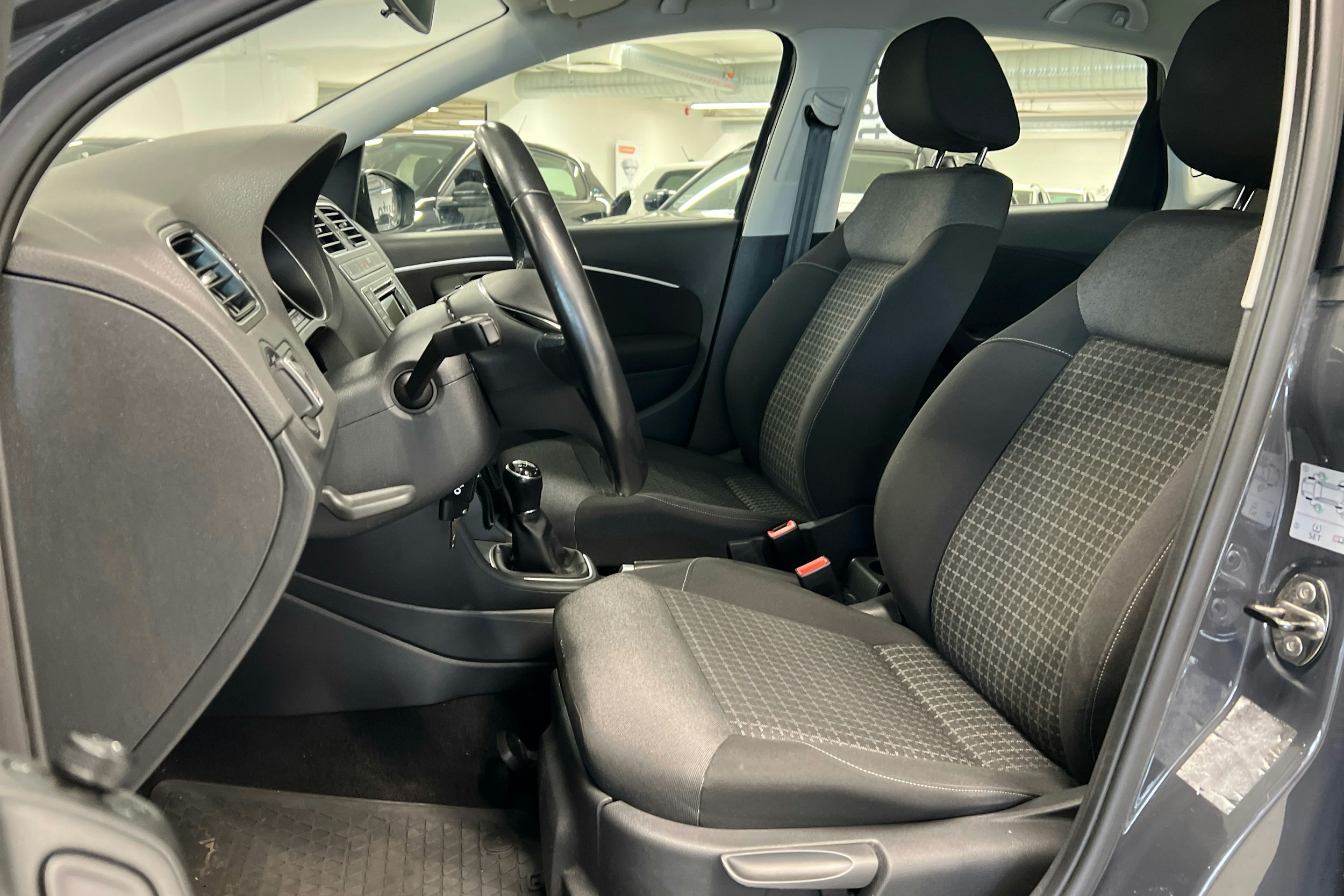 harmaa Volkswagen Polo 2015 kuva 6.