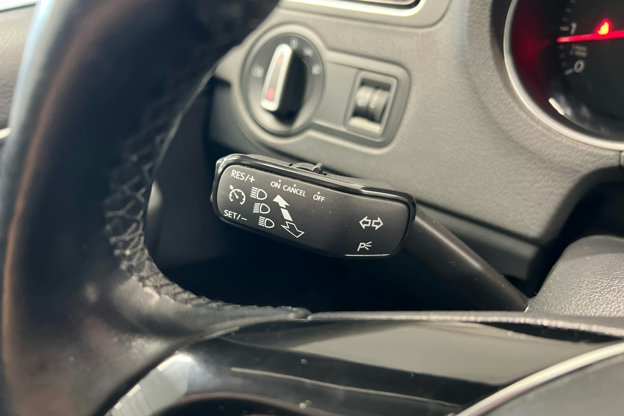 harmaa Volkswagen Polo 2015 kuva 12.