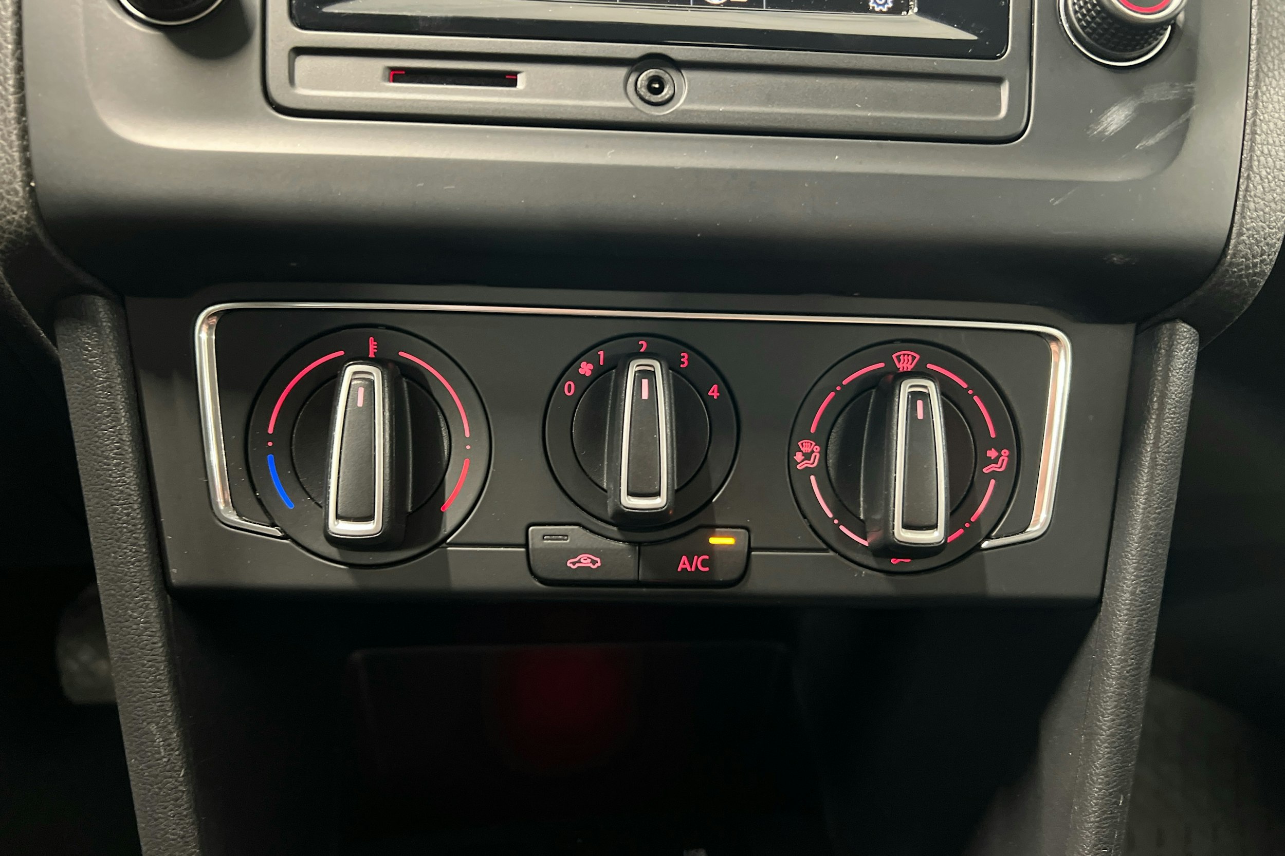 harmaa Volkswagen Polo 2015 kuva 16.