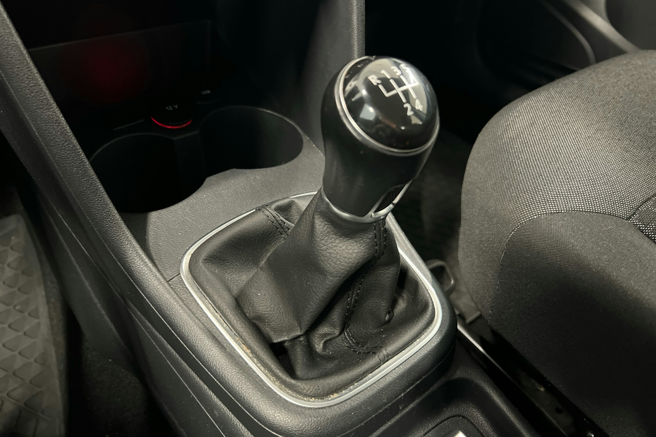 harmaa Volkswagen Polo 2015 kuva 17.