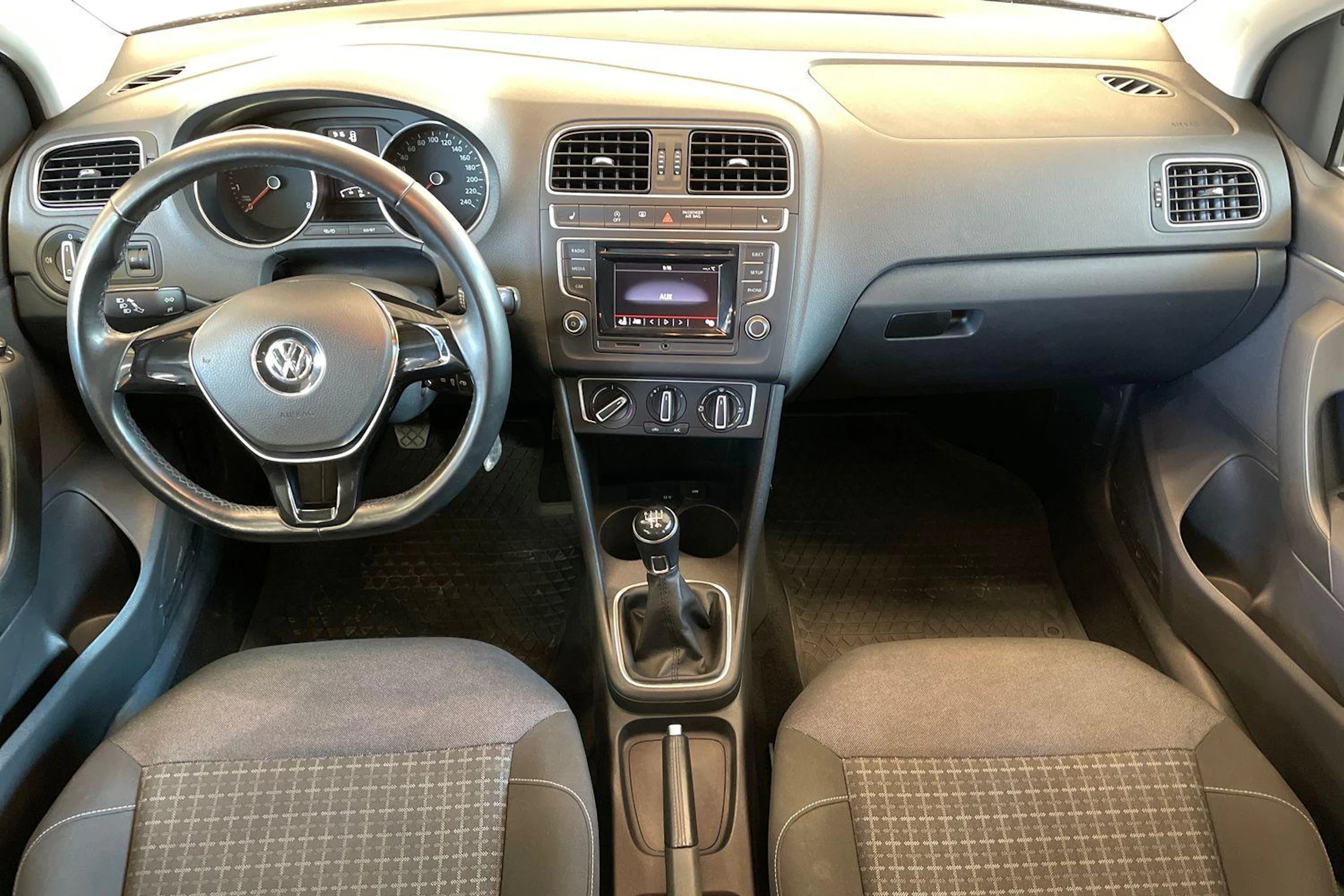 Harmaa Volkswagen POLO 2015 kuva 7.