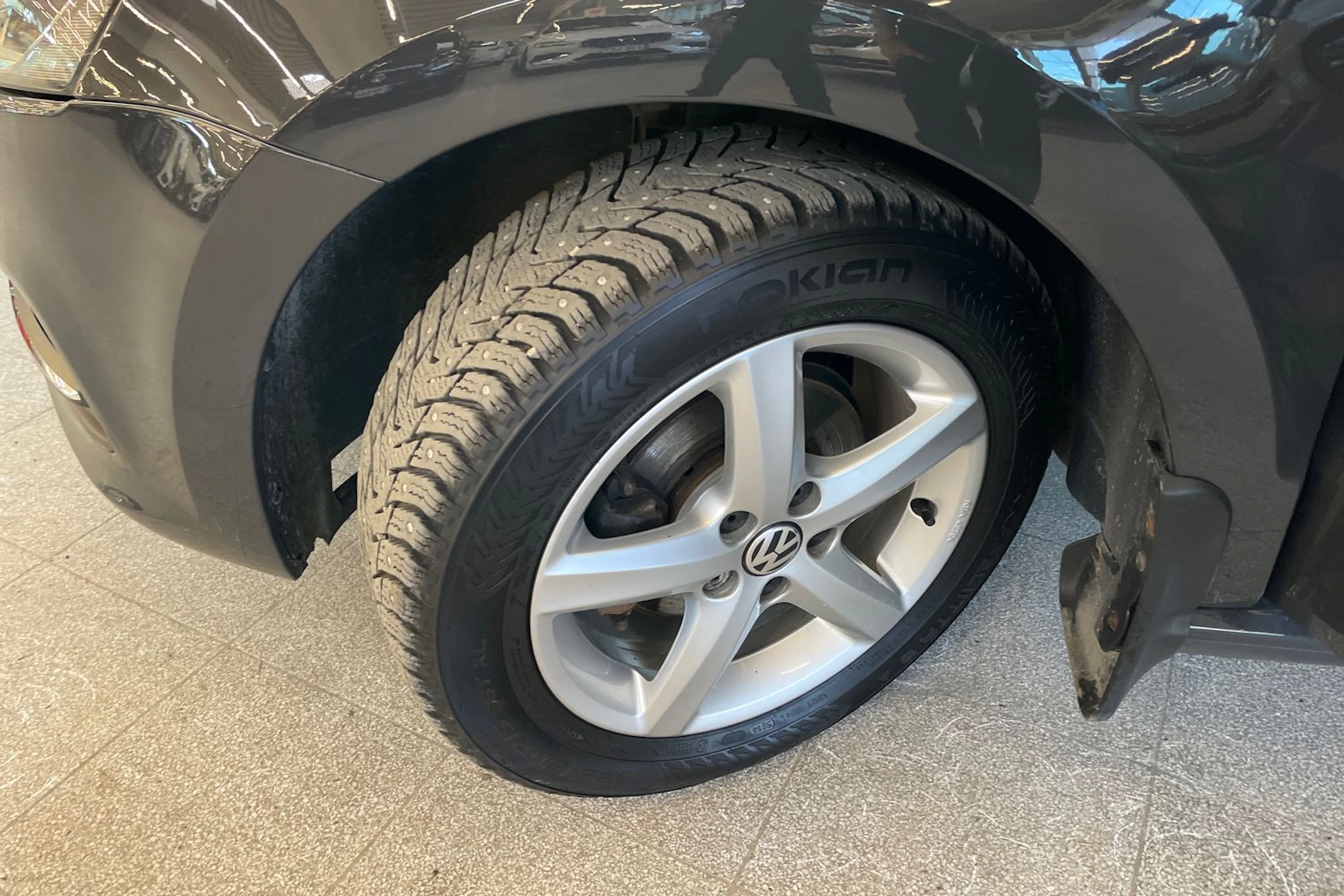 Harmaa Volkswagen POLO 2015 kuva 10.