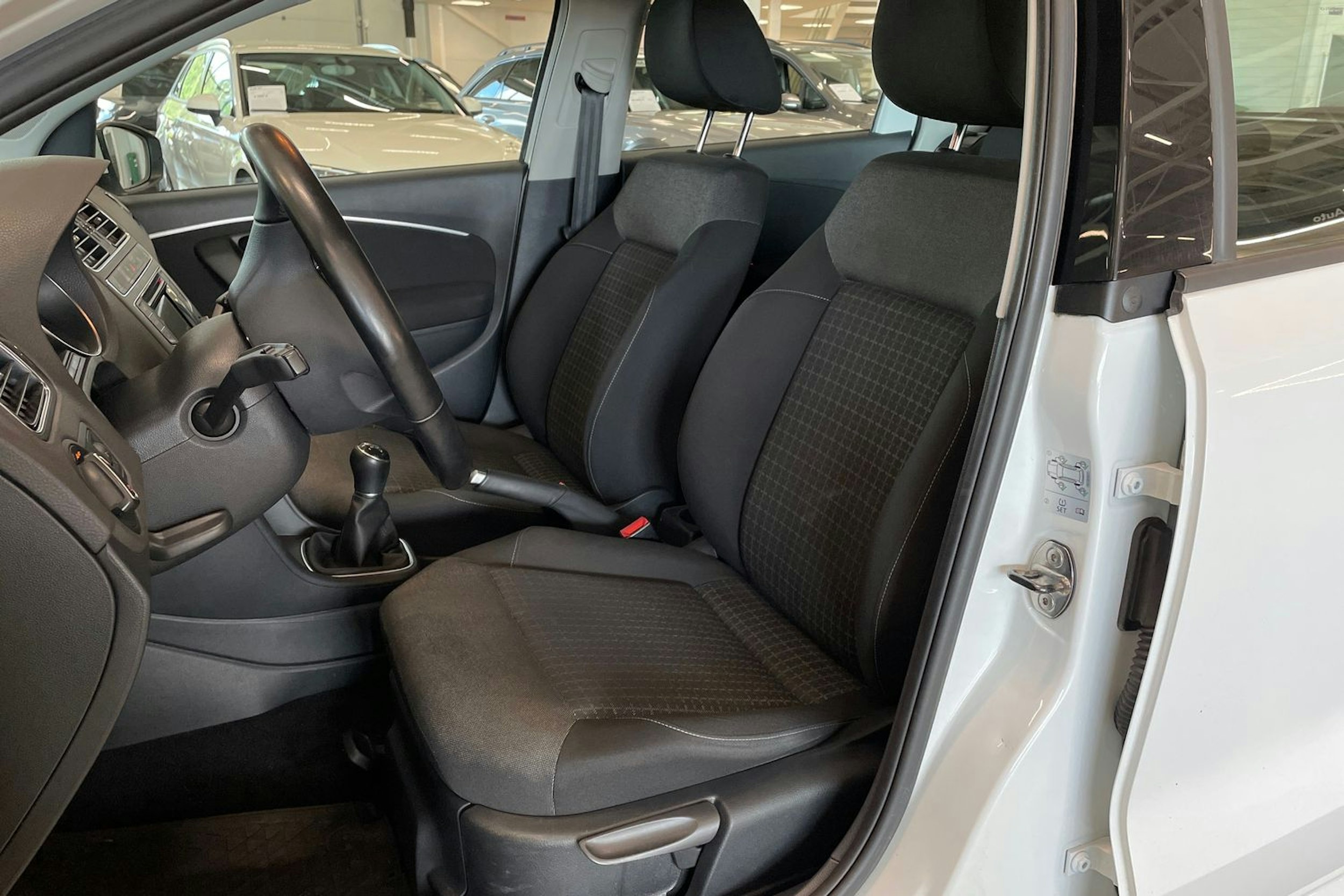 valkoinen Volkswagen Polo 2015 kuva 14.