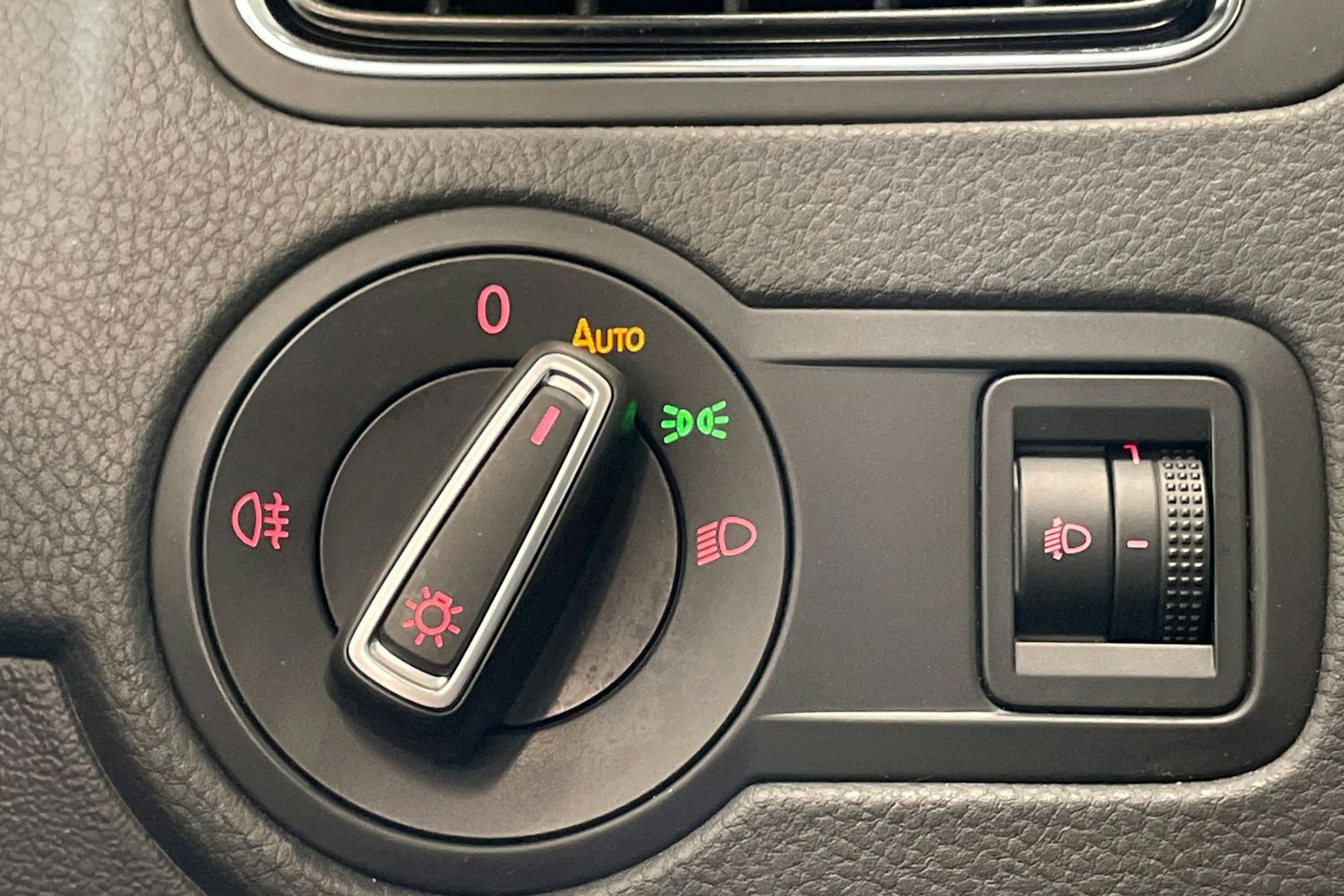valkoinen Volkswagen Polo 2015 kuva 18.