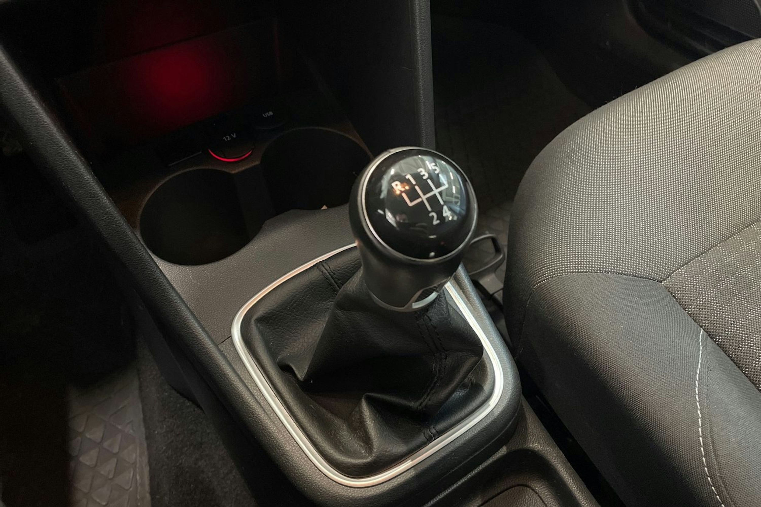 valkoinen Volkswagen Polo 2015 kuva 27.