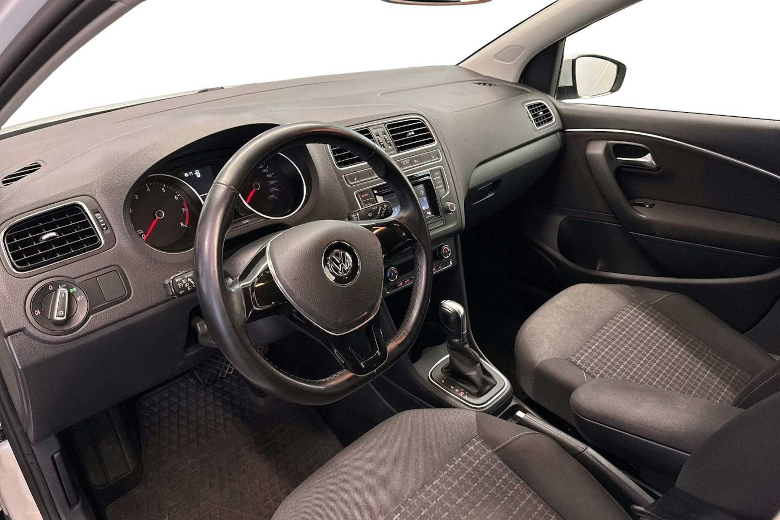valkoinen Volkswagen Polo 2015 kuva 7.