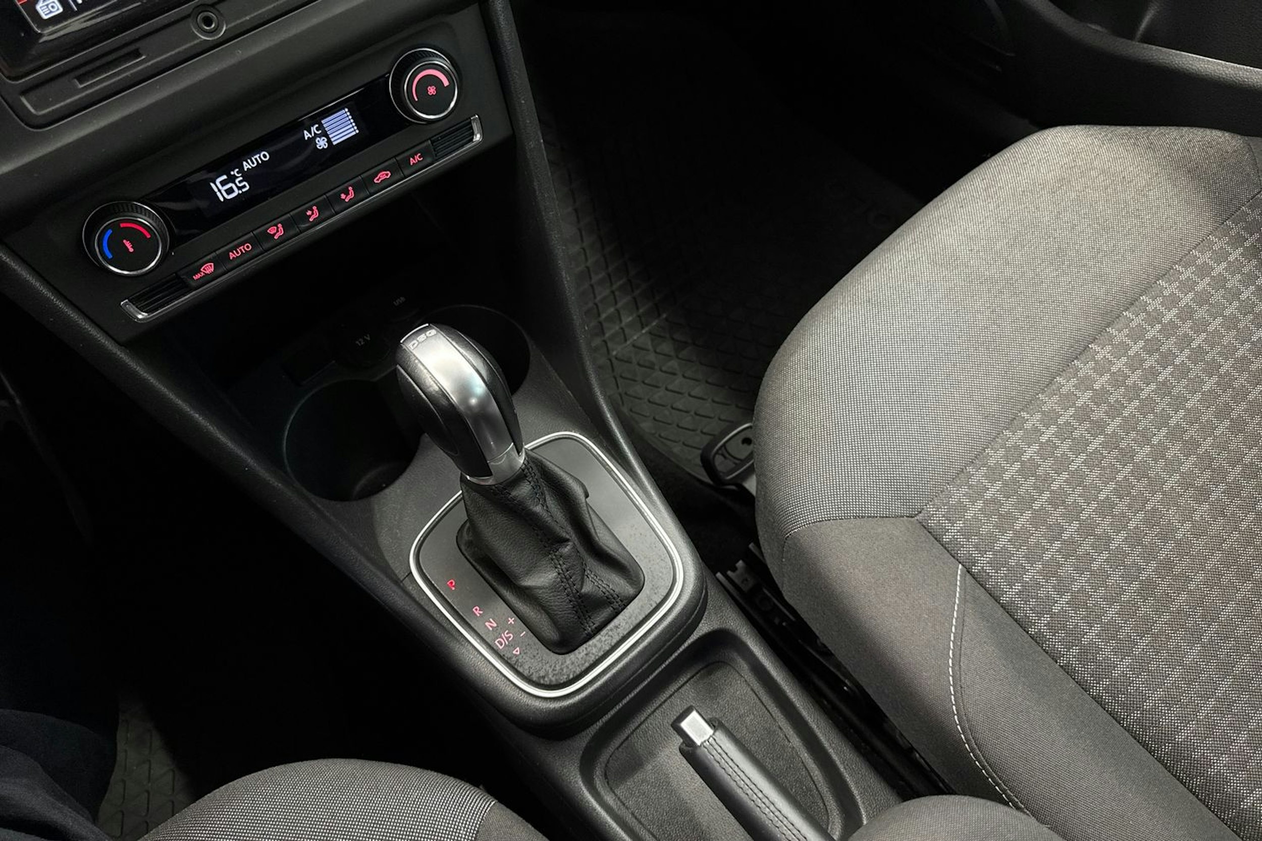 valkoinen Volkswagen Polo 2015 kuva 19.