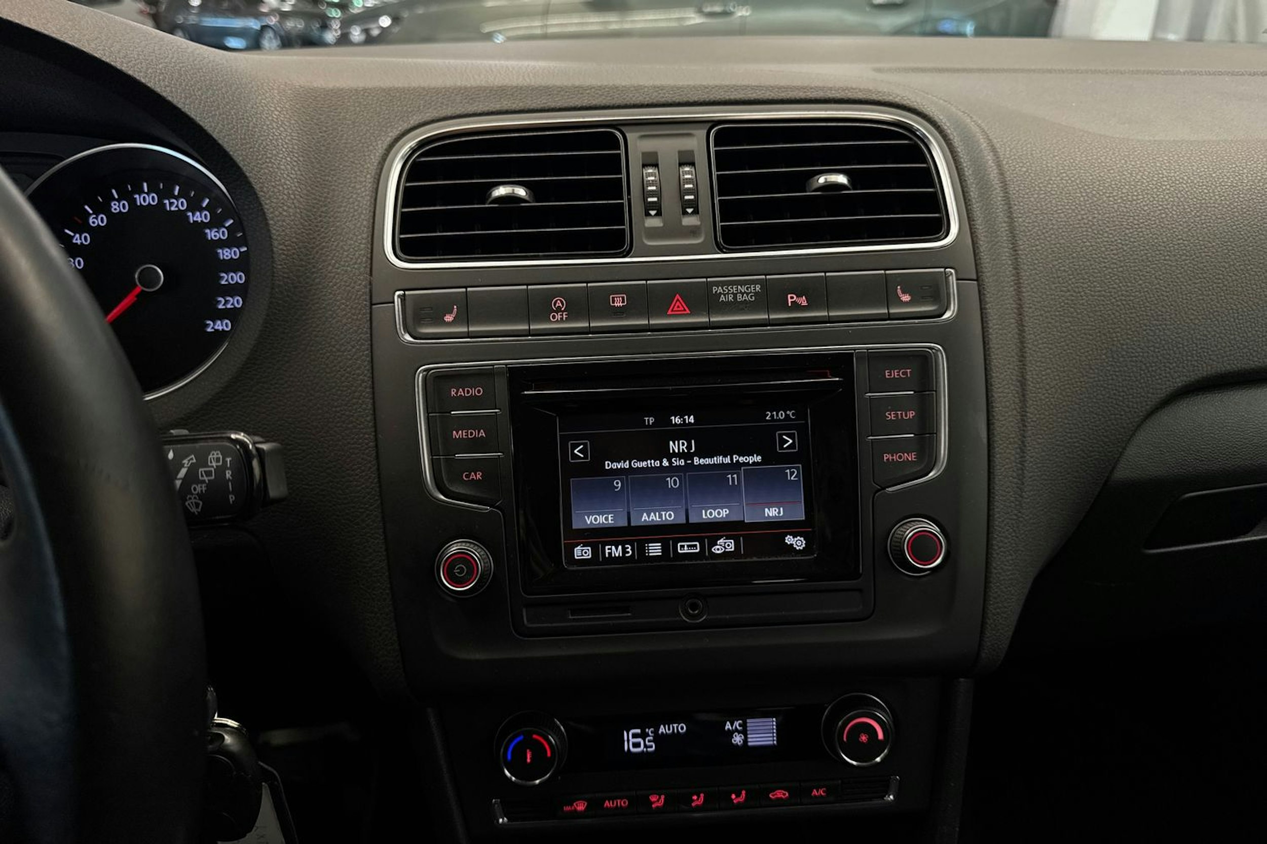 valkoinen Volkswagen Polo 2015 kuva 20.