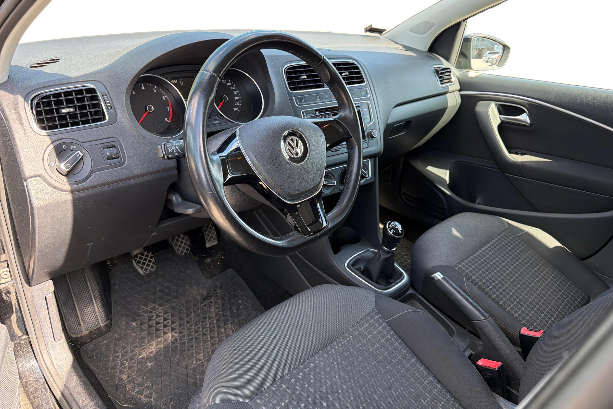 Musta Volkswagen POLO 2015 kuva 3.