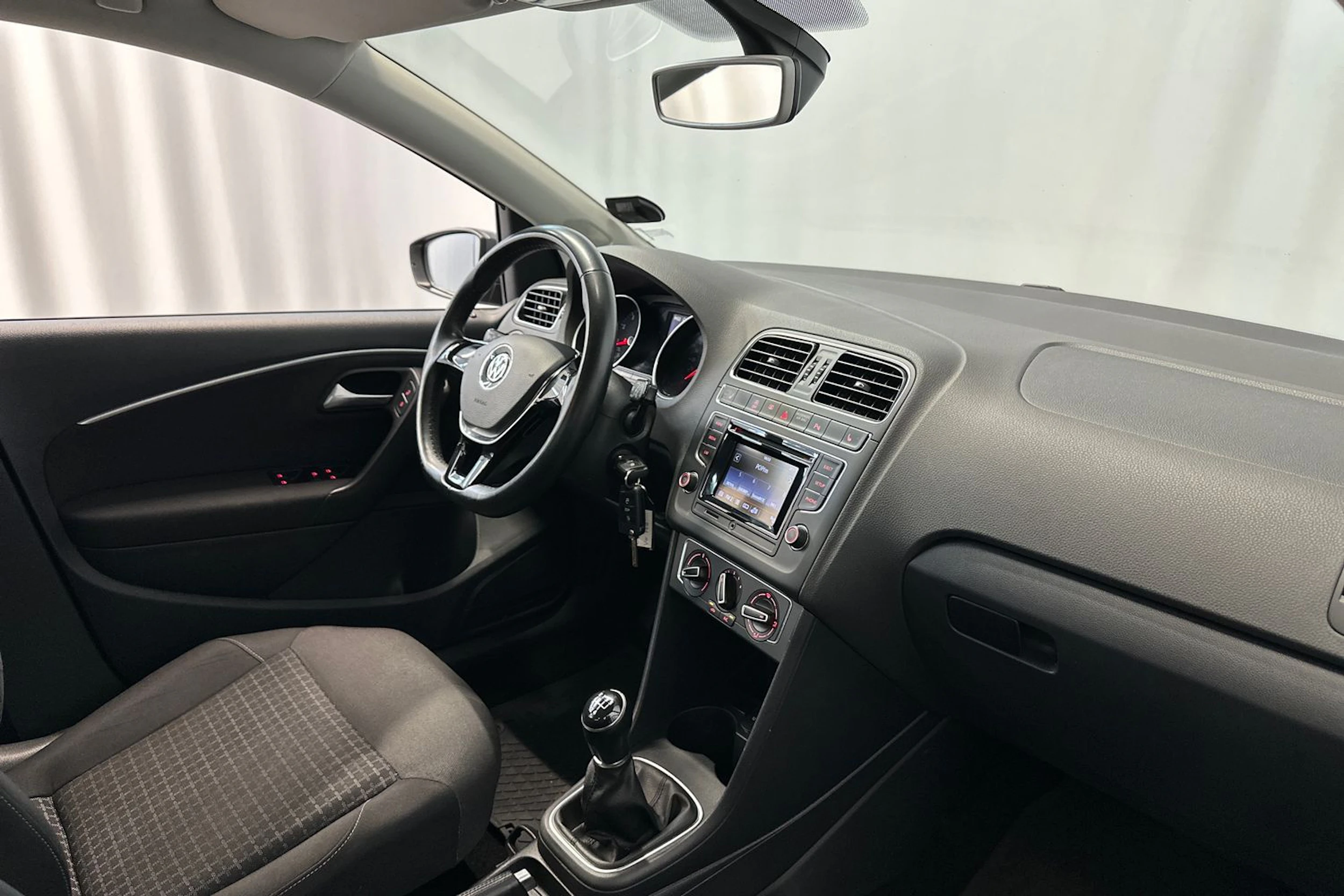 harmaa Volkswagen Polo 2016 kuva 12.