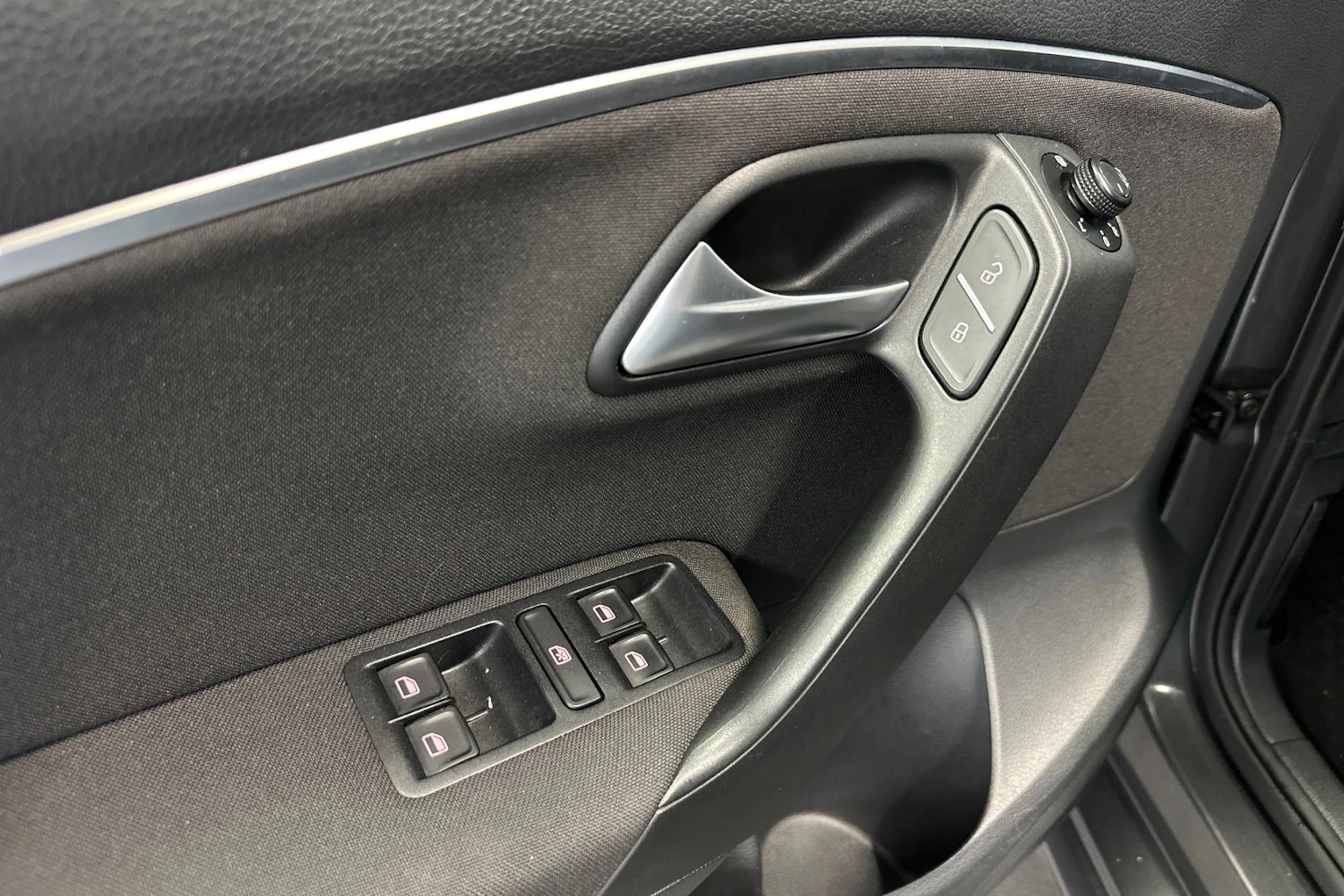 harmaa Volkswagen Polo 2016 kuva 14.