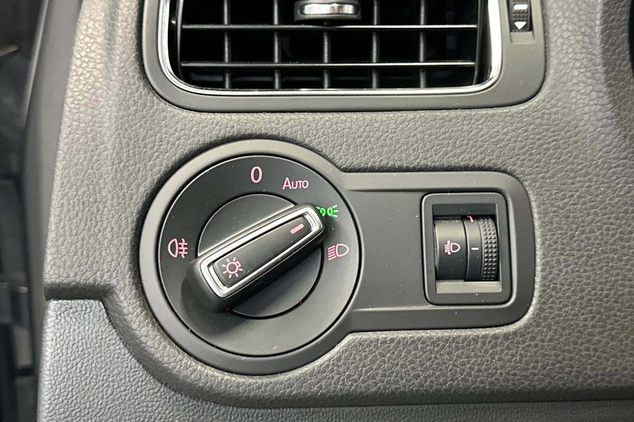 harmaa Volkswagen Polo 2016 kuva 15.