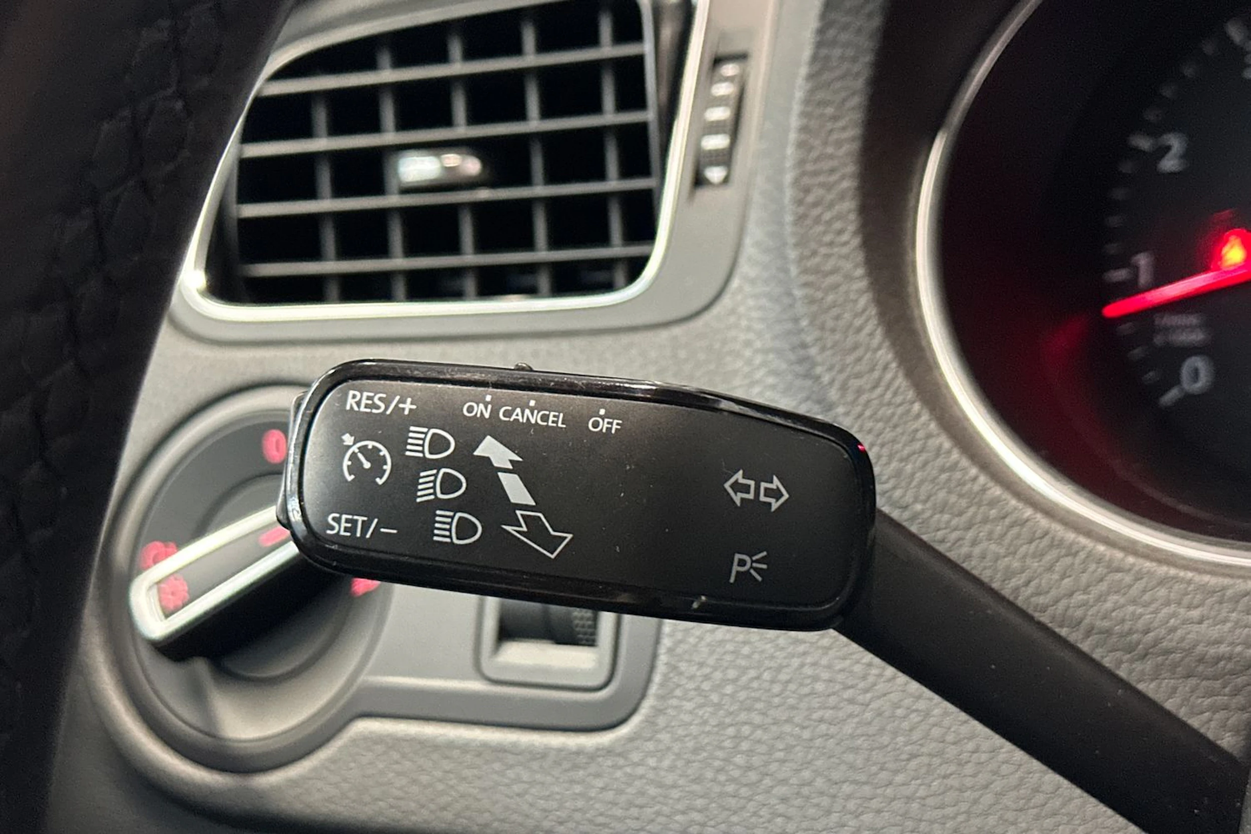 harmaa Volkswagen Polo 2016 kuva 16.