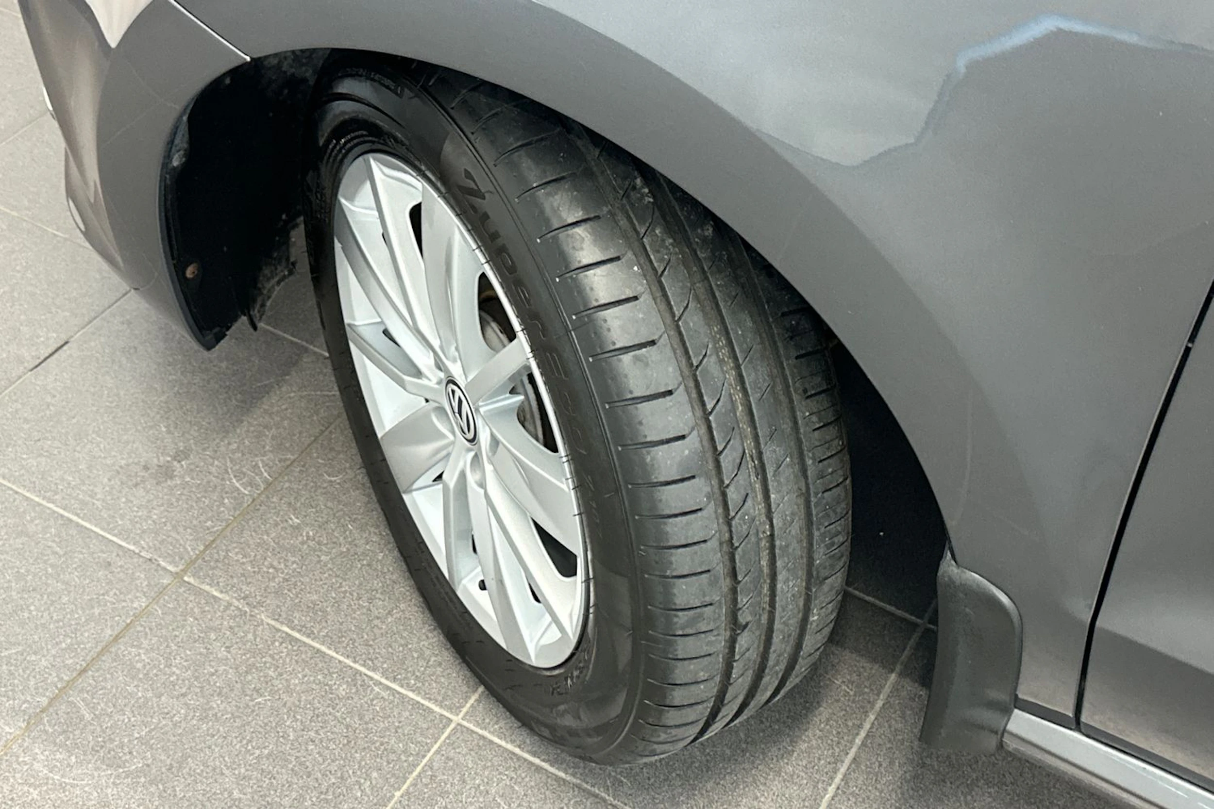 harmaa Volkswagen Polo 2016 kuva 23.