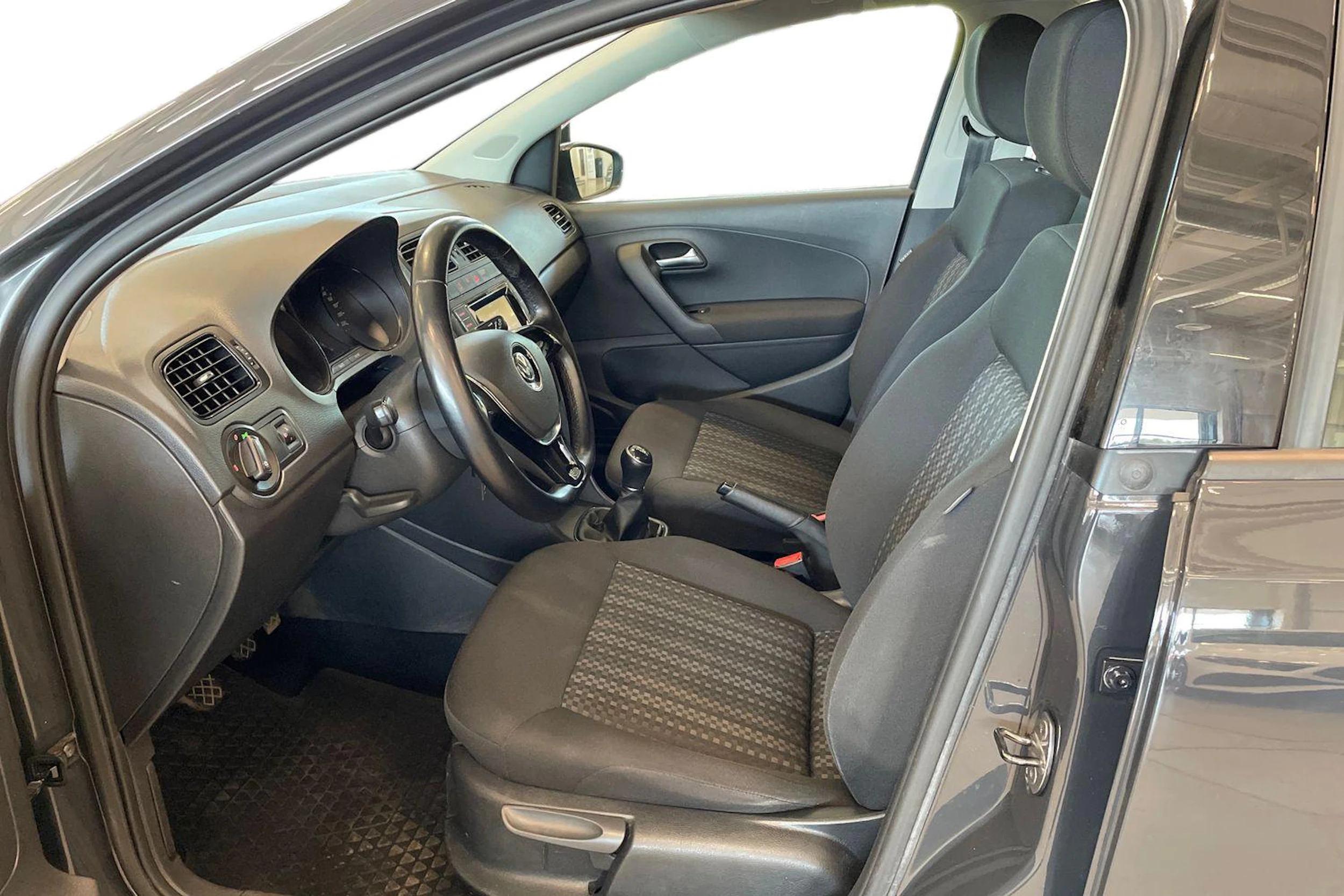 harmaa Volkswagen Polo 2016 kuva 6.