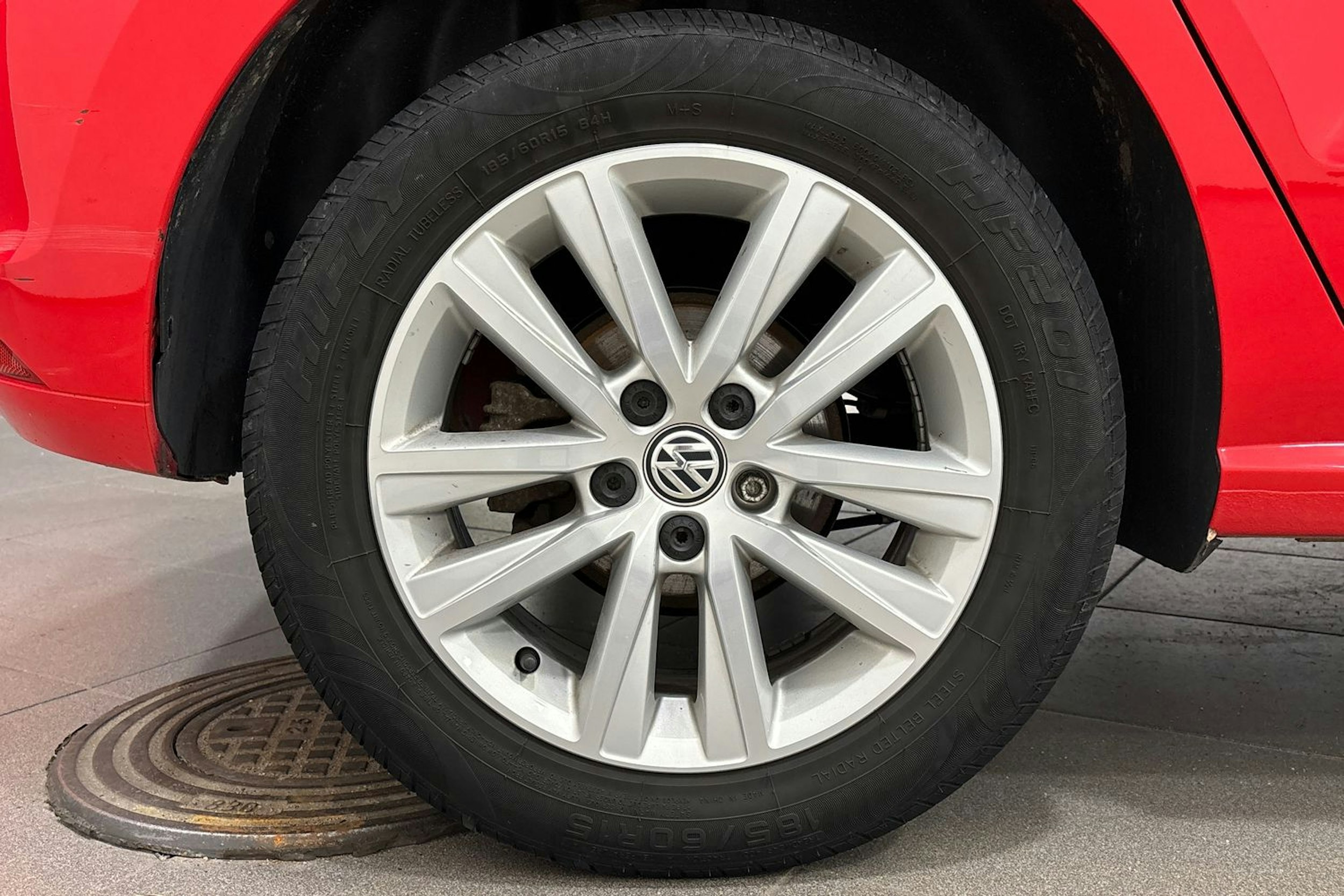 punainen Volkswagen Polo 2016 kuva 13.