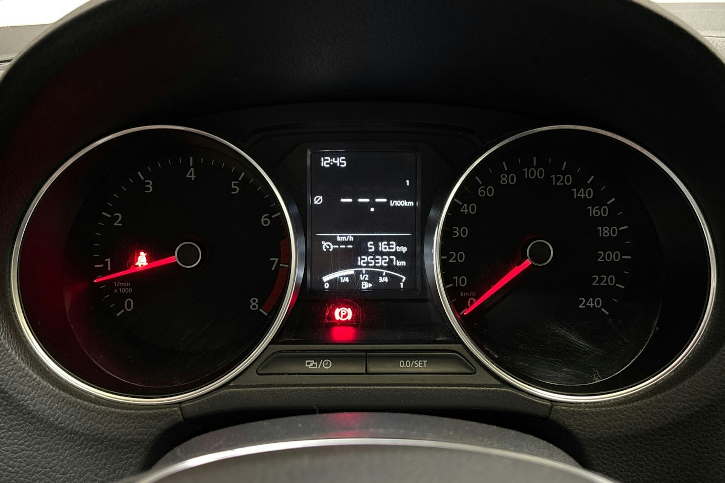 punainen Volkswagen Polo 2016 kuva 16.