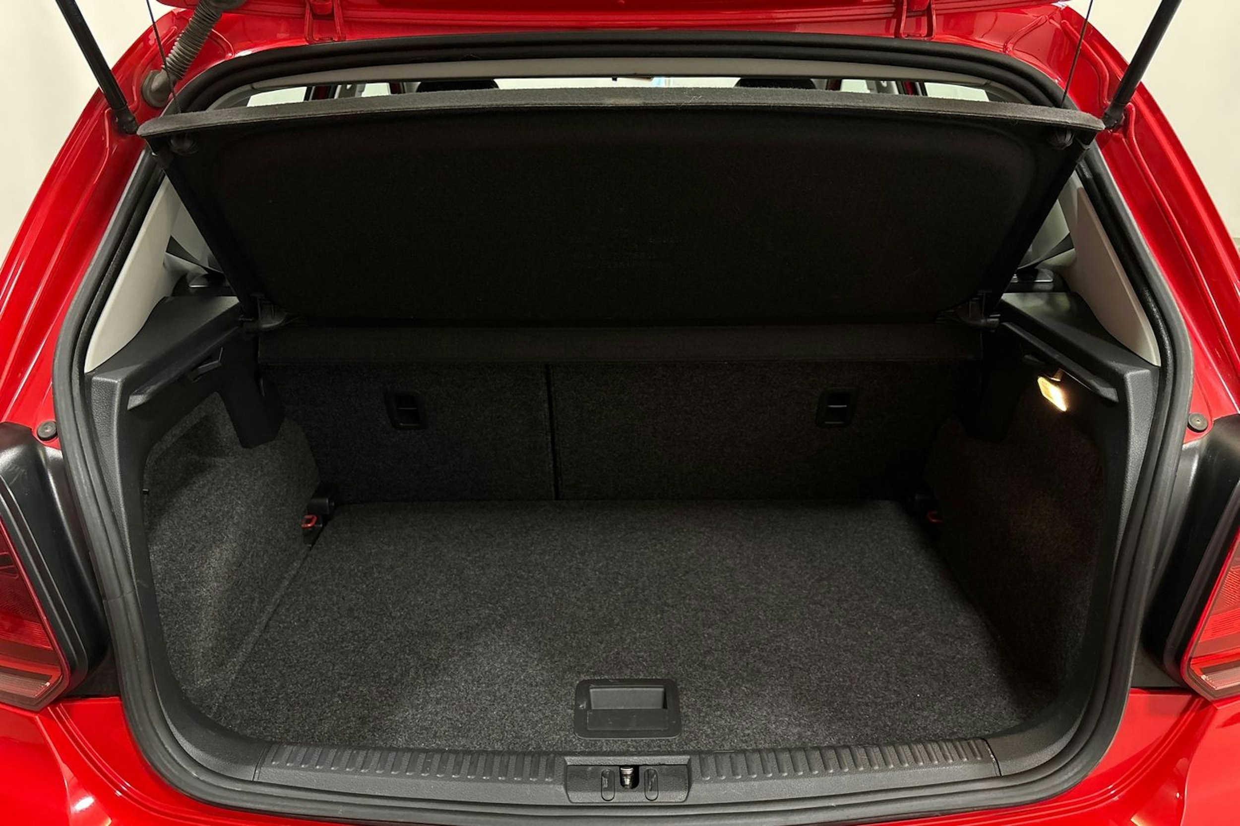 punainen Volkswagen Polo 2016 kuva 17.
