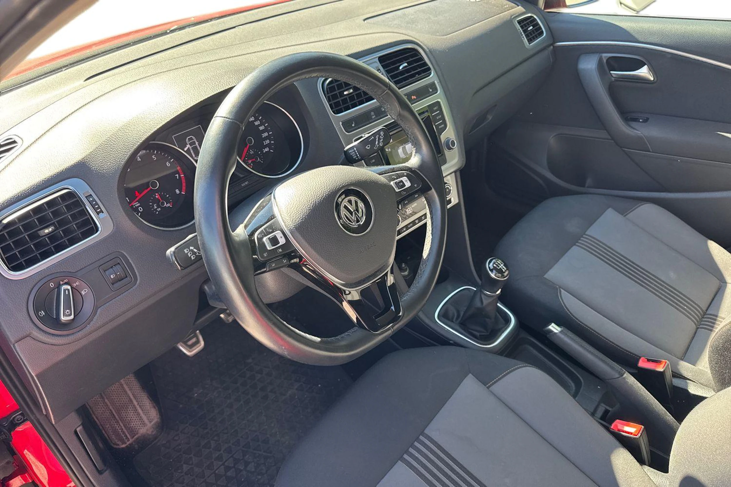 punainen Volkswagen Polo 2016 kuva 3.