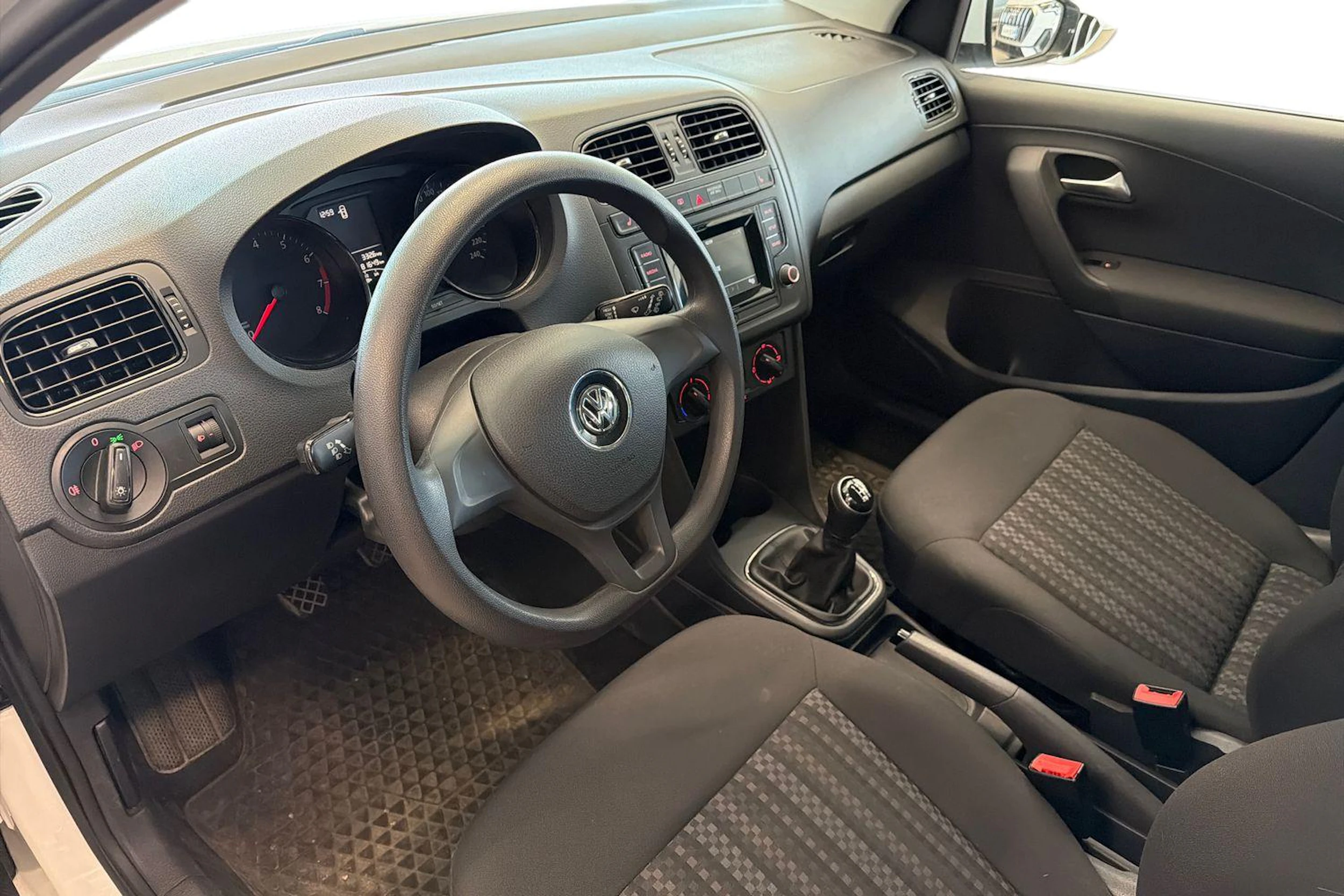 valkoinen Volkswagen Polo 2016 kuva 3.