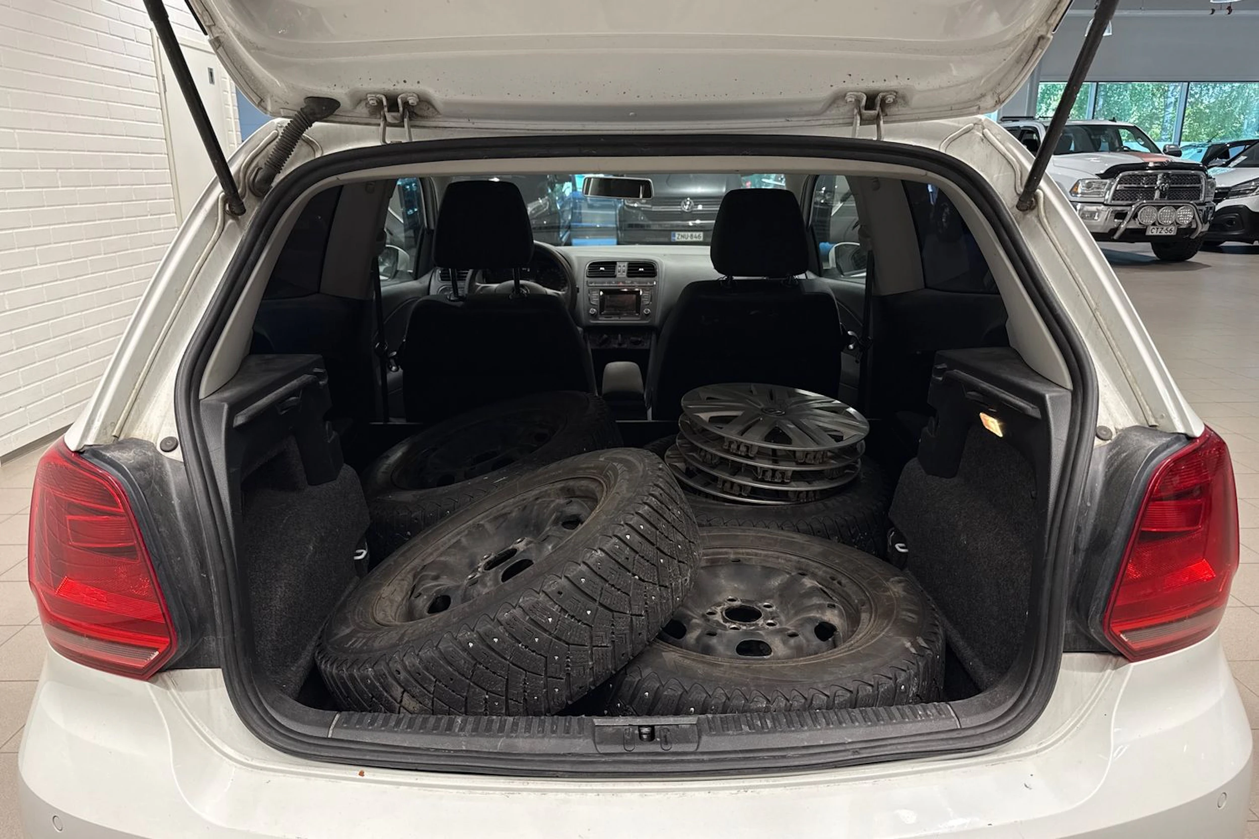 Valkoinen Volkswagen POLO 2016 kuva 4.