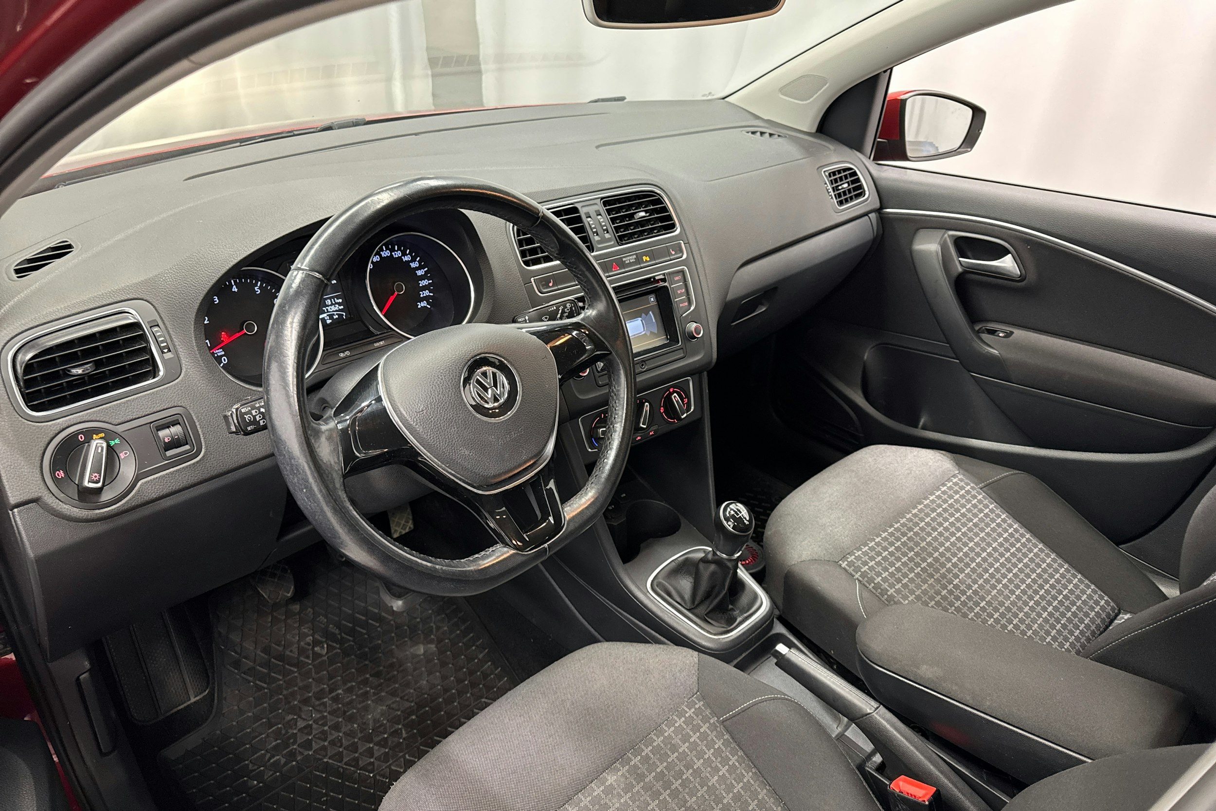 punainen Volkswagen Polo 2016 kuva 6.