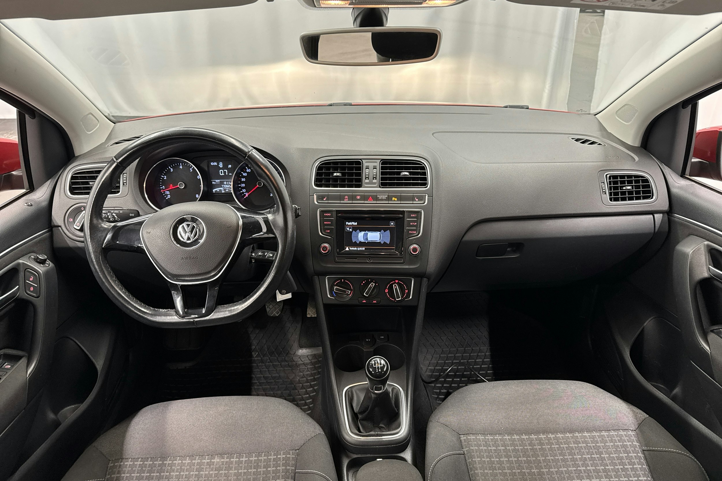 punainen Volkswagen Polo 2016 kuva 7.