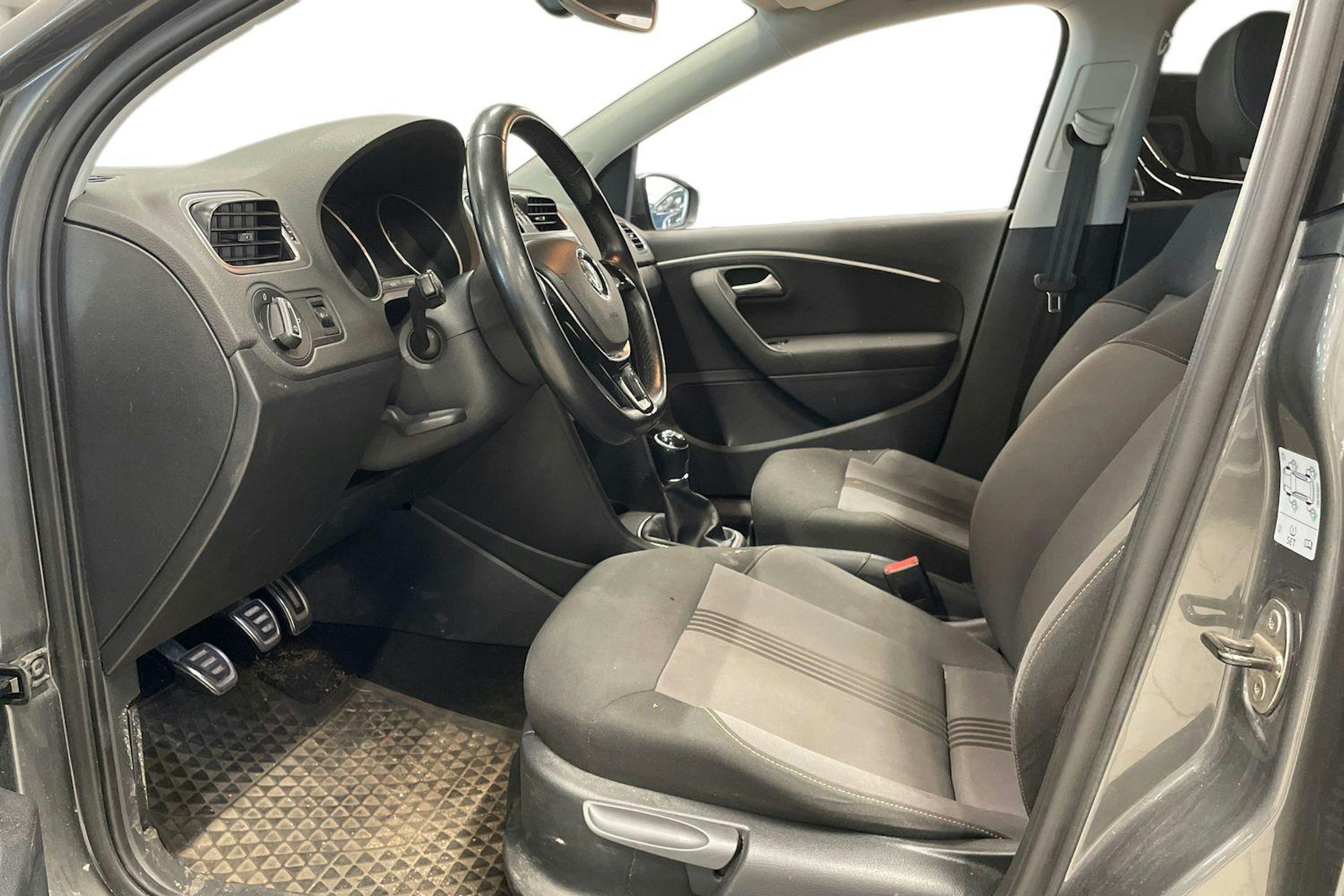 Harmaa Volkswagen POLO 2016 kuva 3.