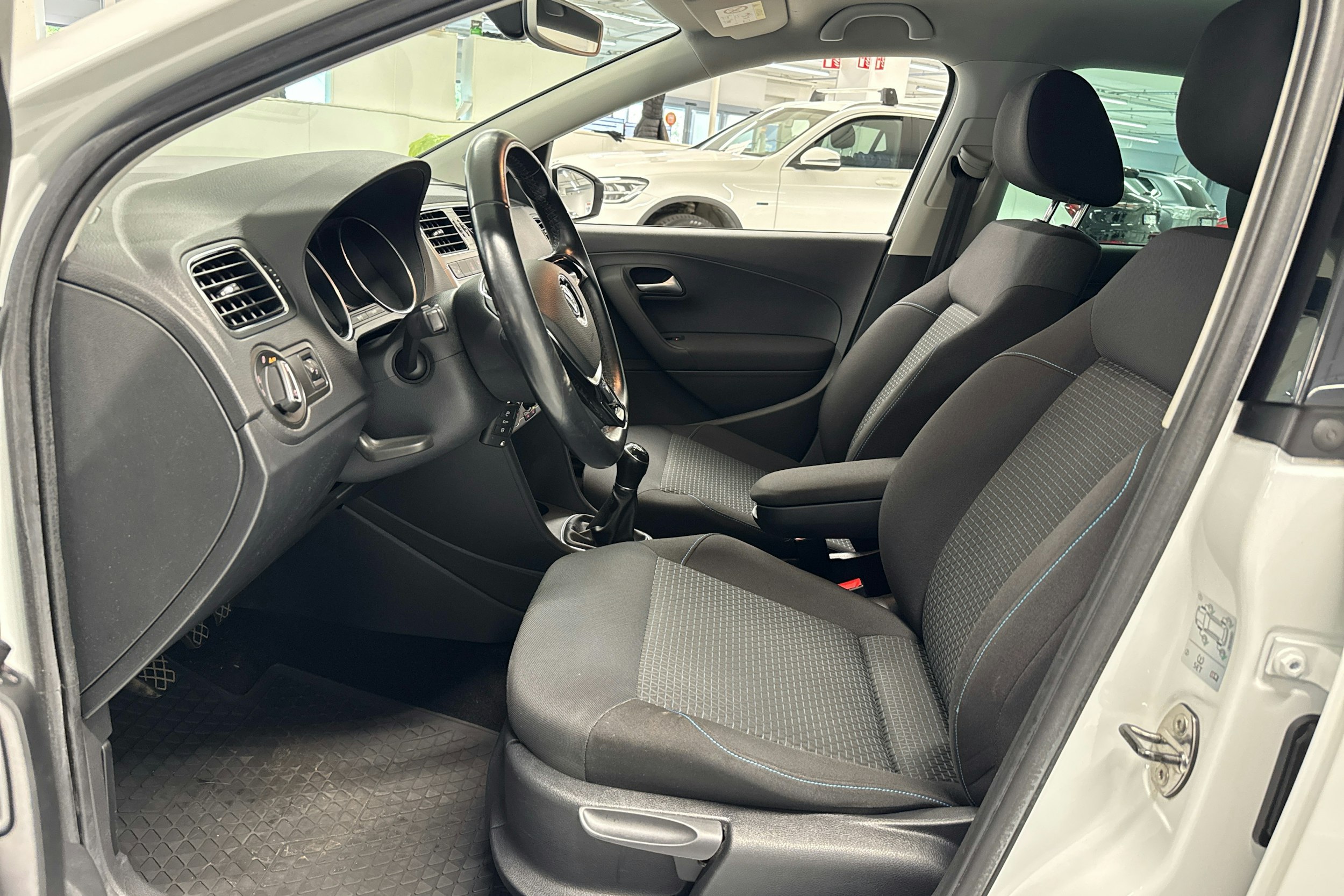 valkoinen Volkswagen Polo 2016 kuva 6.