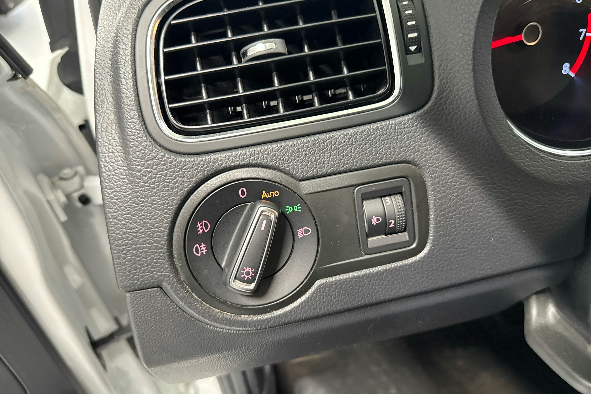 valkoinen Volkswagen Polo 2016 kuva 19.