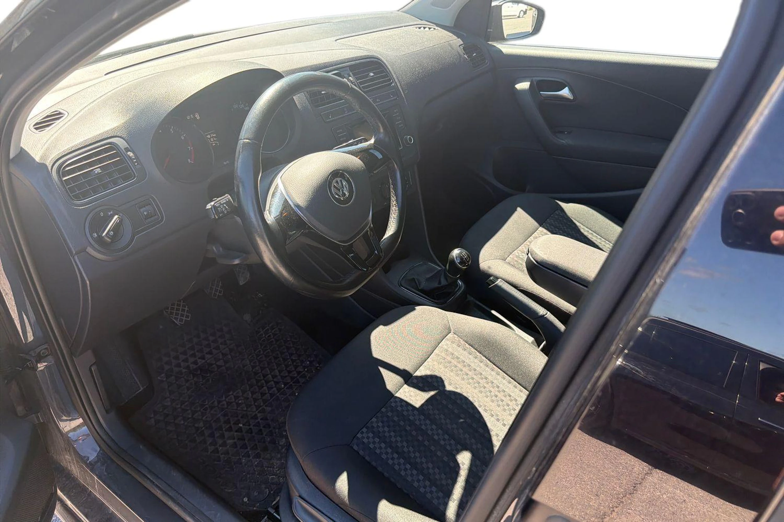 harmaa Volkswagen Polo 2016 kuva 3.