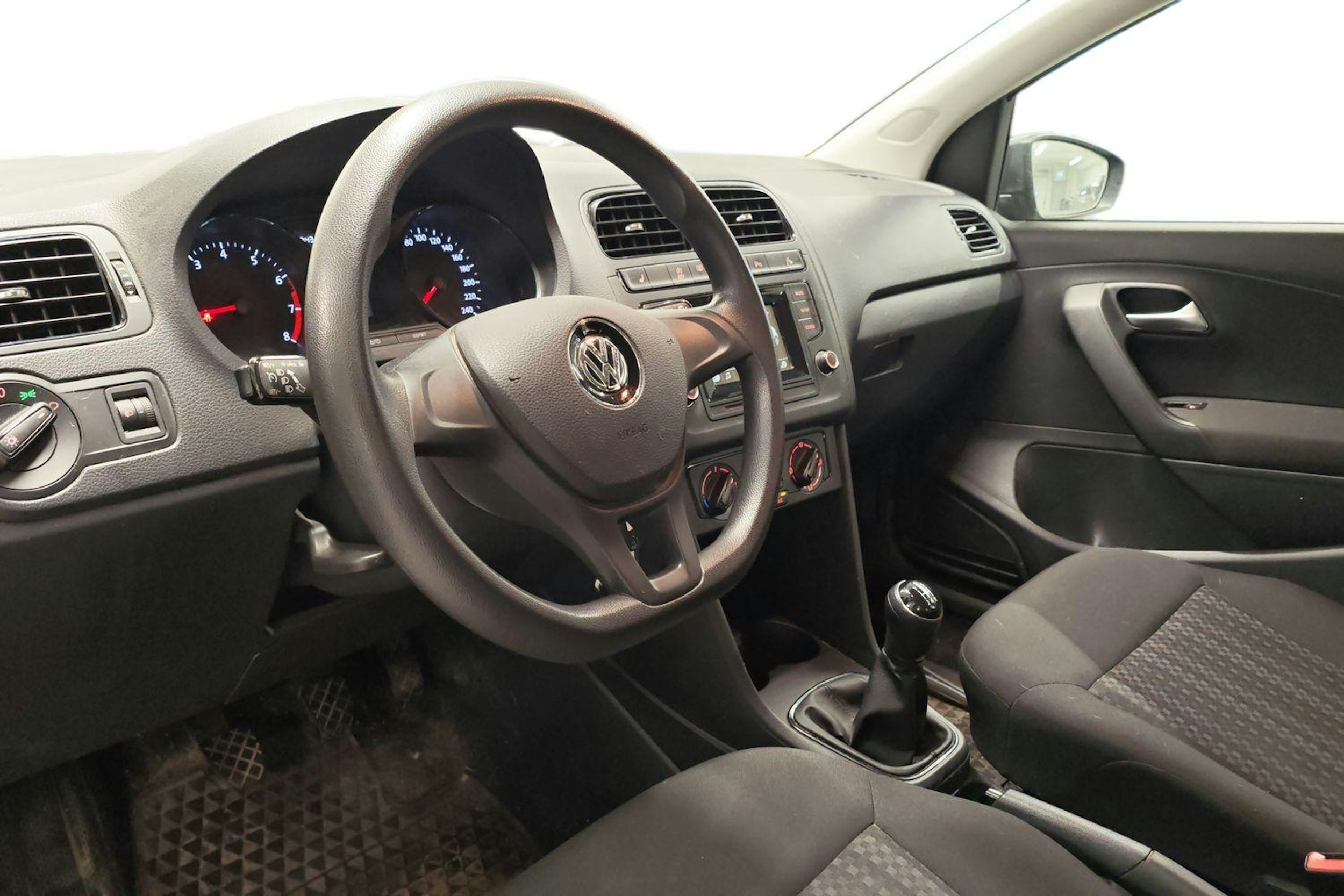 harmaa Volkswagen Polo 2016 kuva 3.