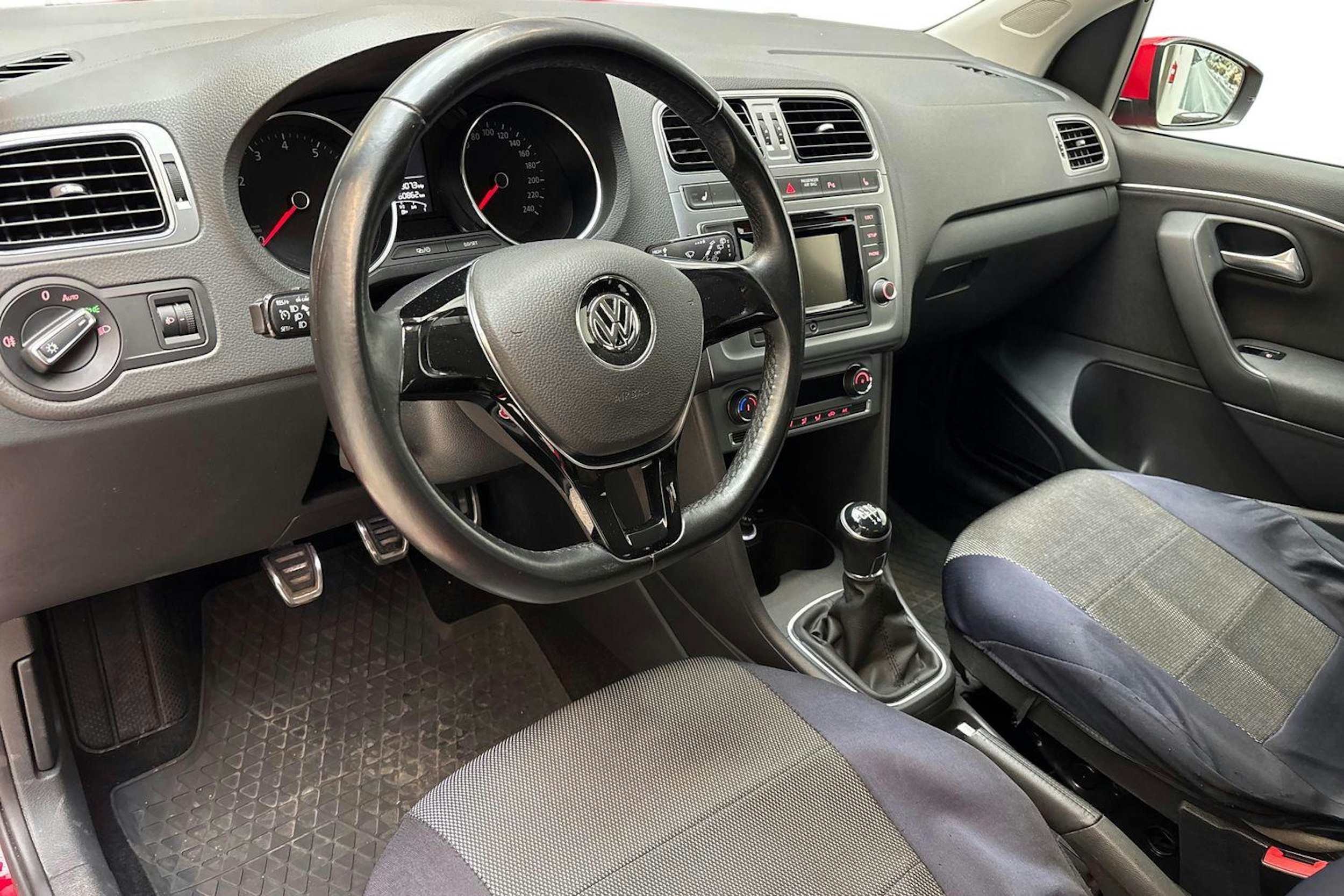 Punainen Volkswagen POLO 2016 kuva 7.