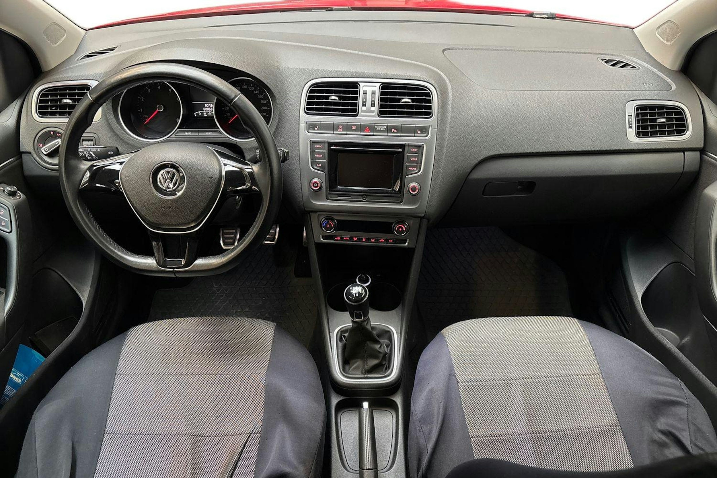 Punainen Volkswagen POLO 2016 kuva 9.