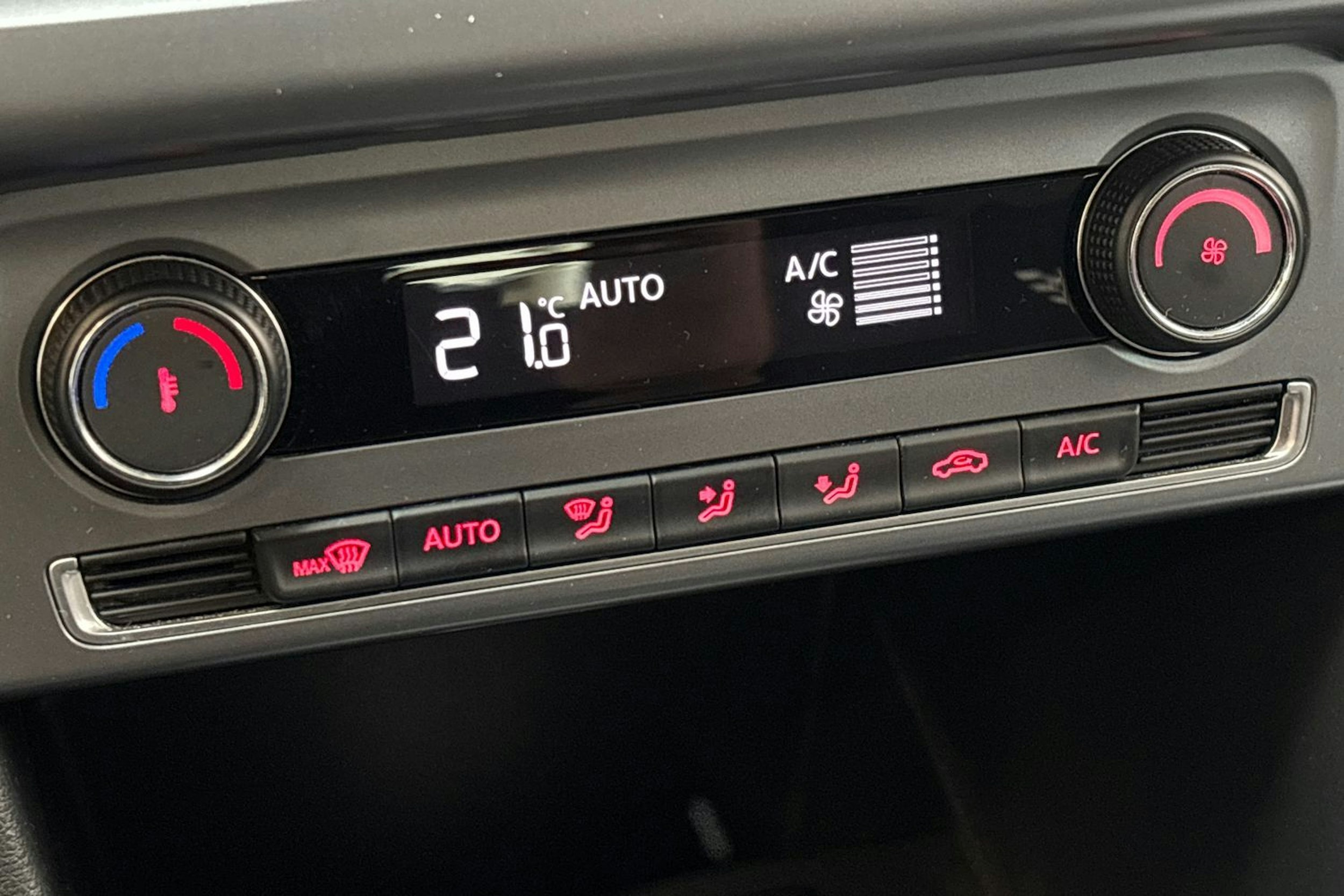 Punainen Volkswagen POLO 2016 kuva 22.