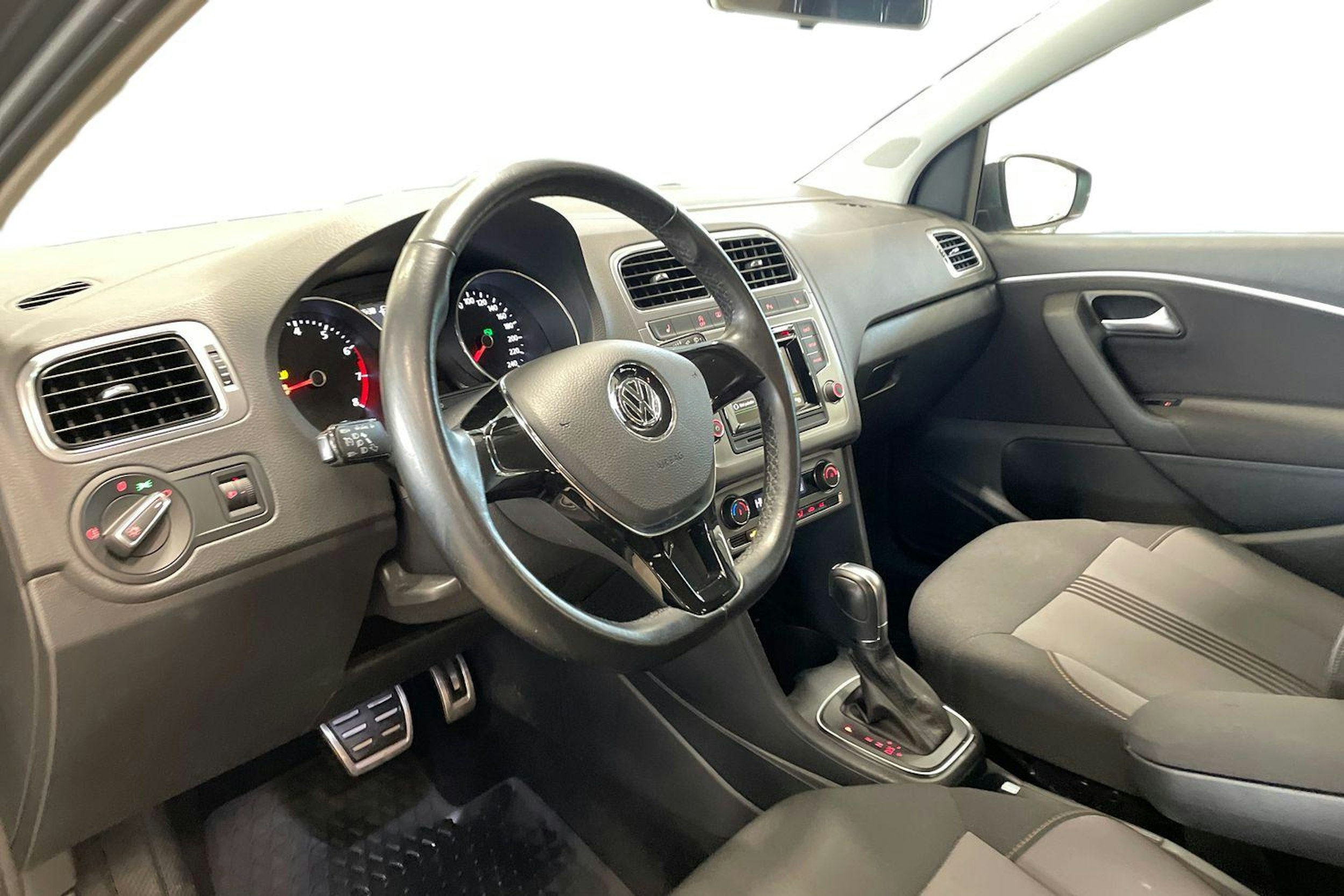 harmaa Volkswagen Polo 2016 kuva 6.