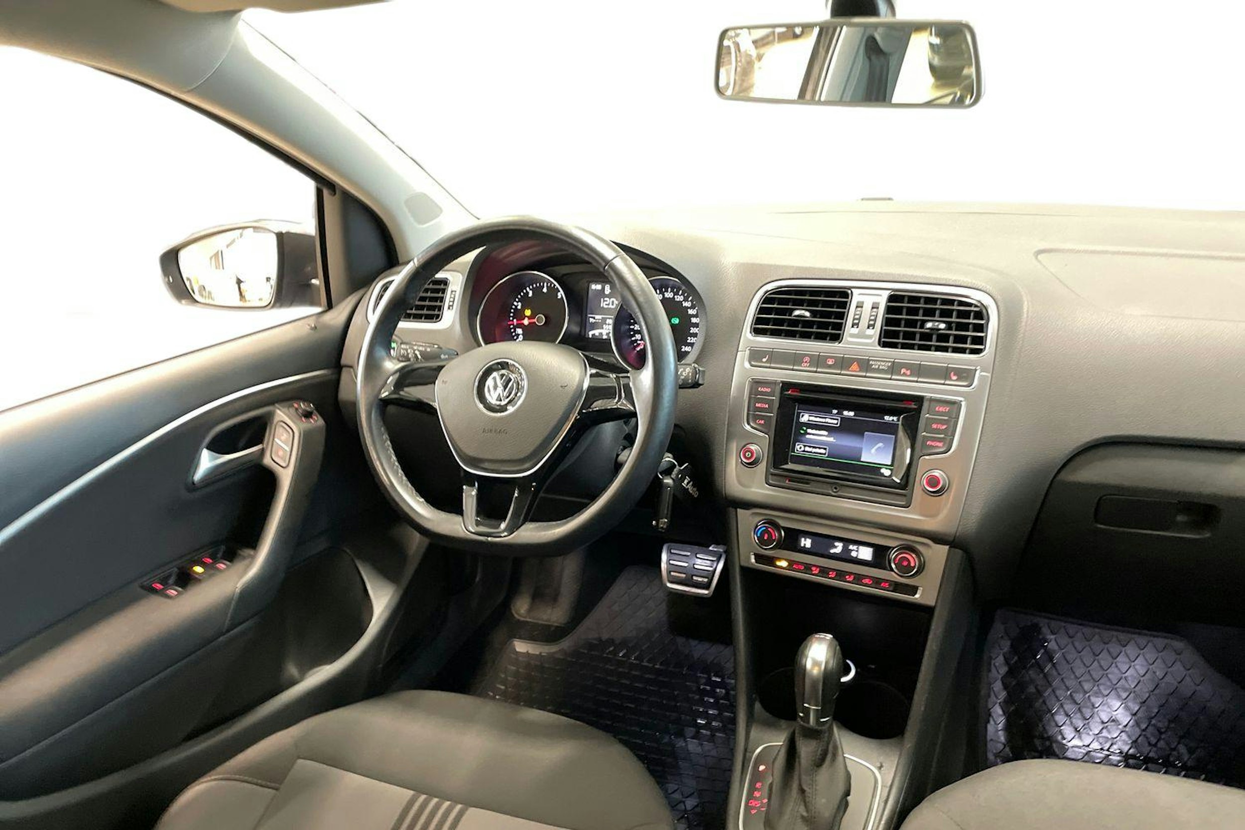 harmaa Volkswagen Polo 2016 kuva 7.