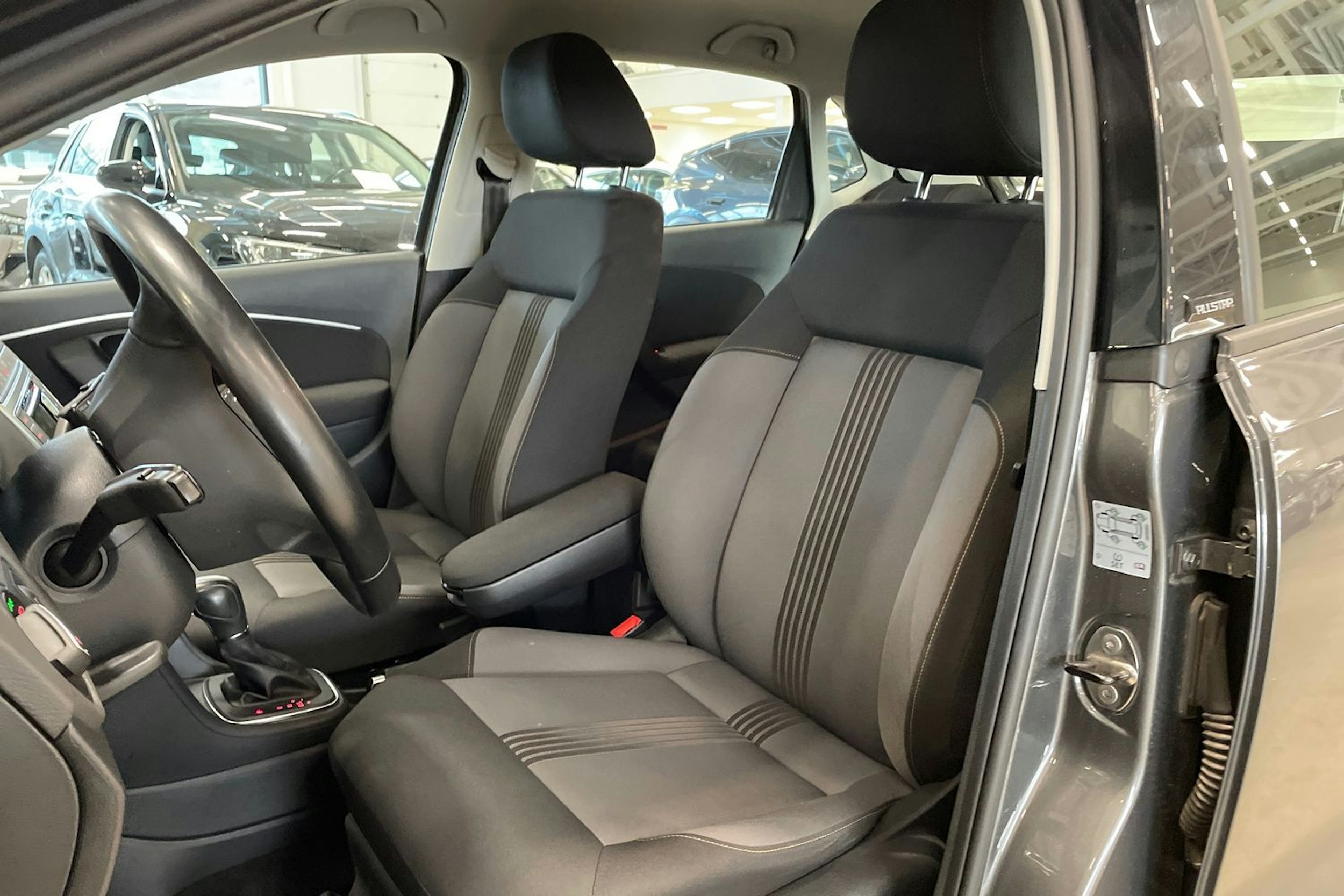 harmaa Volkswagen Polo 2016 kuva 11.