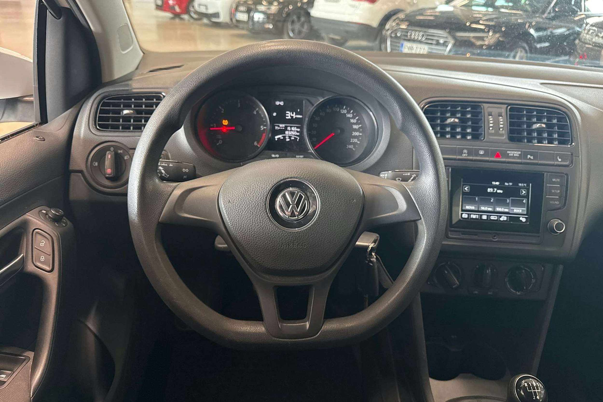 valkoinen Volkswagen Polo 2016 kuva 14.