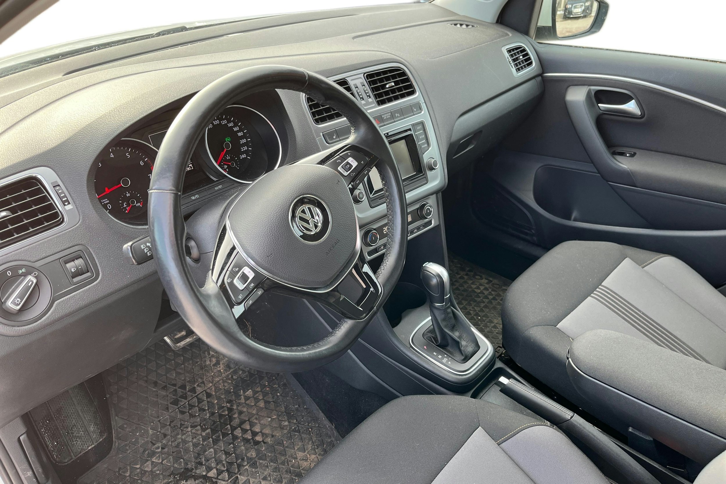 Valkoinen Volkswagen POLO 2016 kuva 3.