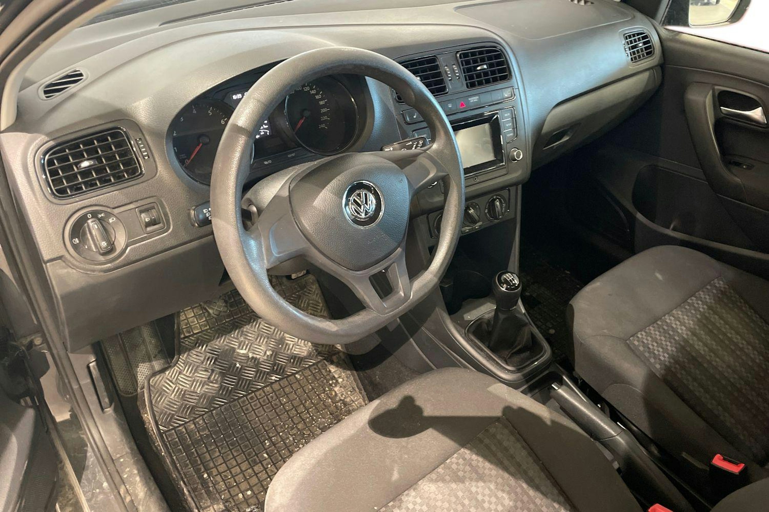 Harmaa Volkswagen POLO 2017 kuva 3.