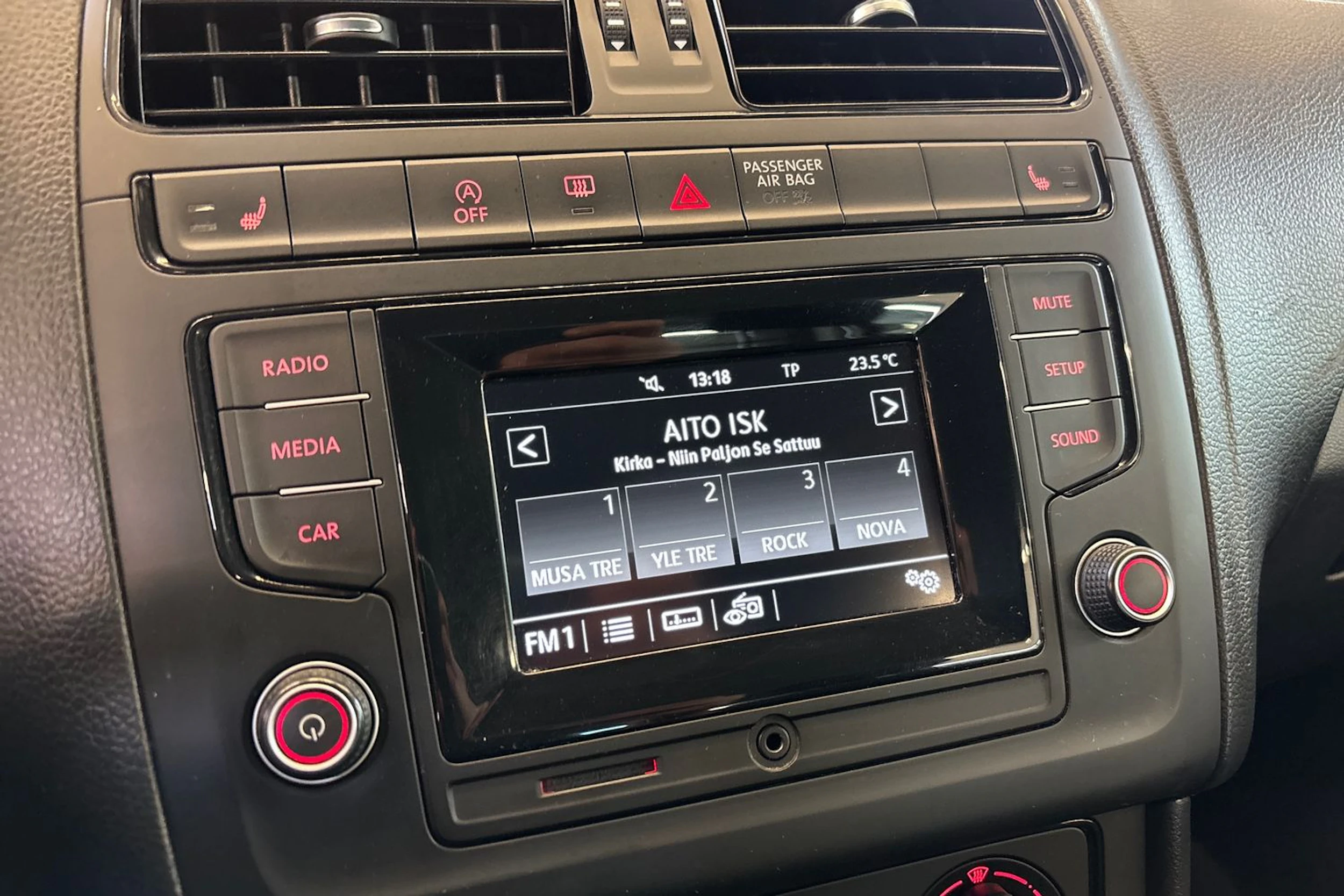 Punainen Volkswagen POLO 2017 kuva 11.