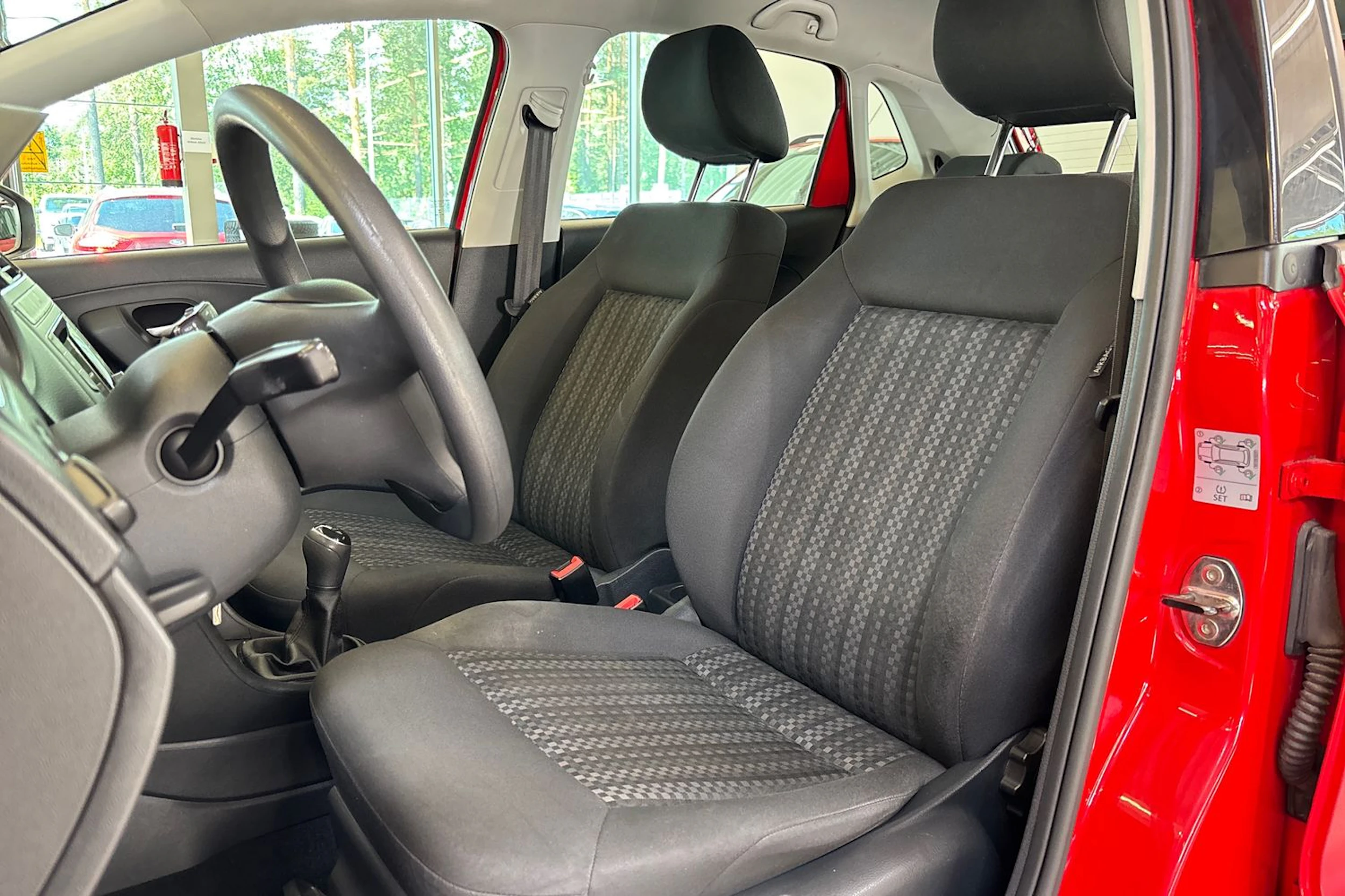 Punainen Volkswagen POLO 2017 kuva 12.