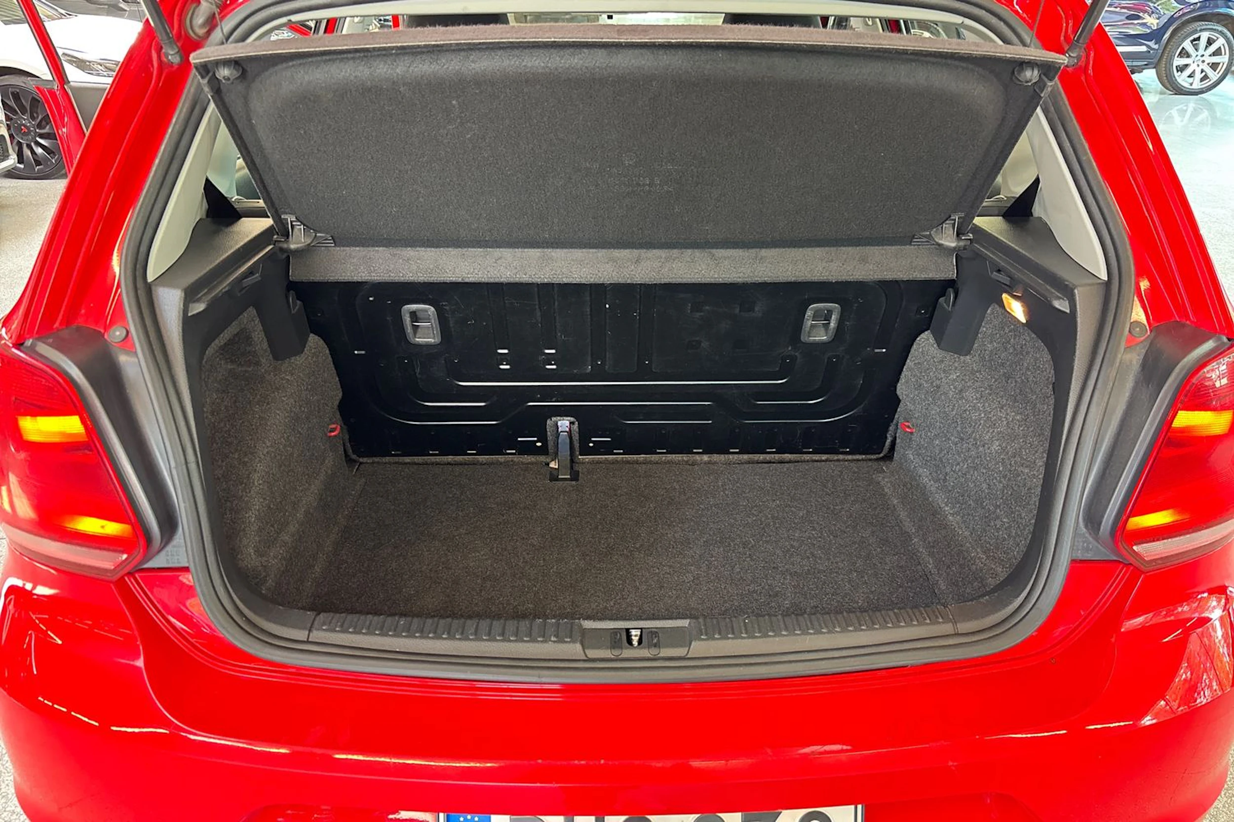 Punainen Volkswagen POLO 2017 kuva 13.