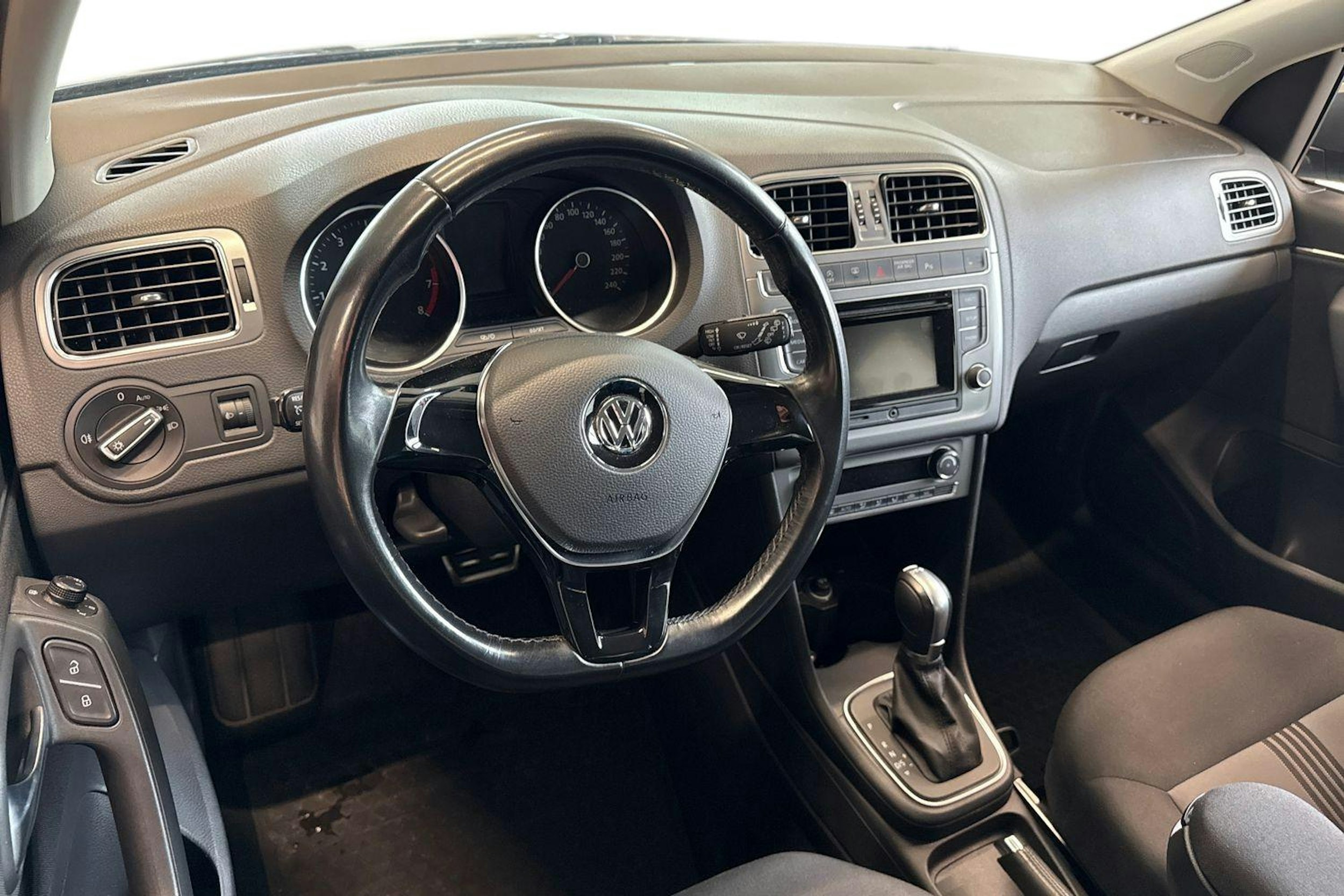 harmaa Volkswagen Polo 2017 kuva 3.
