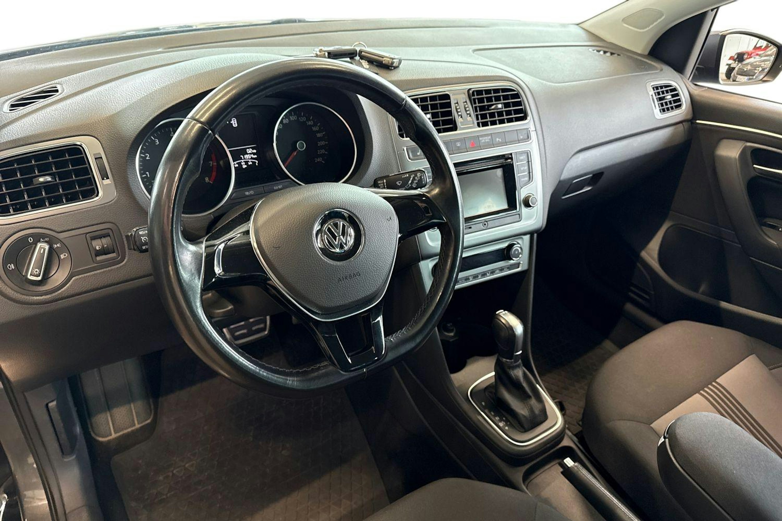 harmaa Volkswagen Polo 2017 kuva 7.