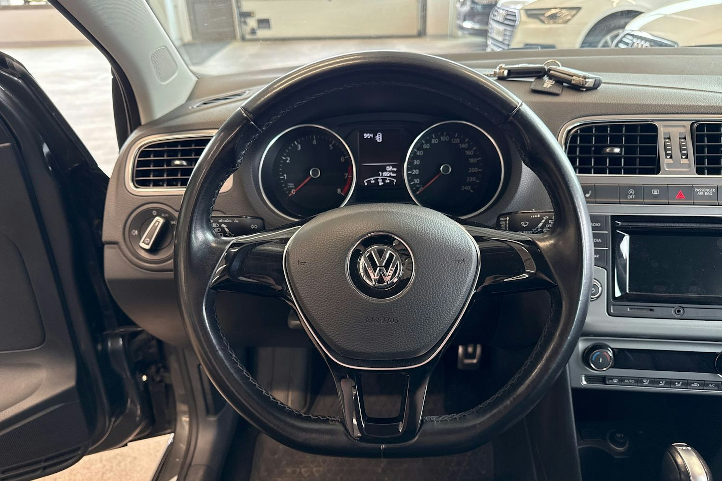 harmaa Volkswagen Polo 2017 kuva 14.