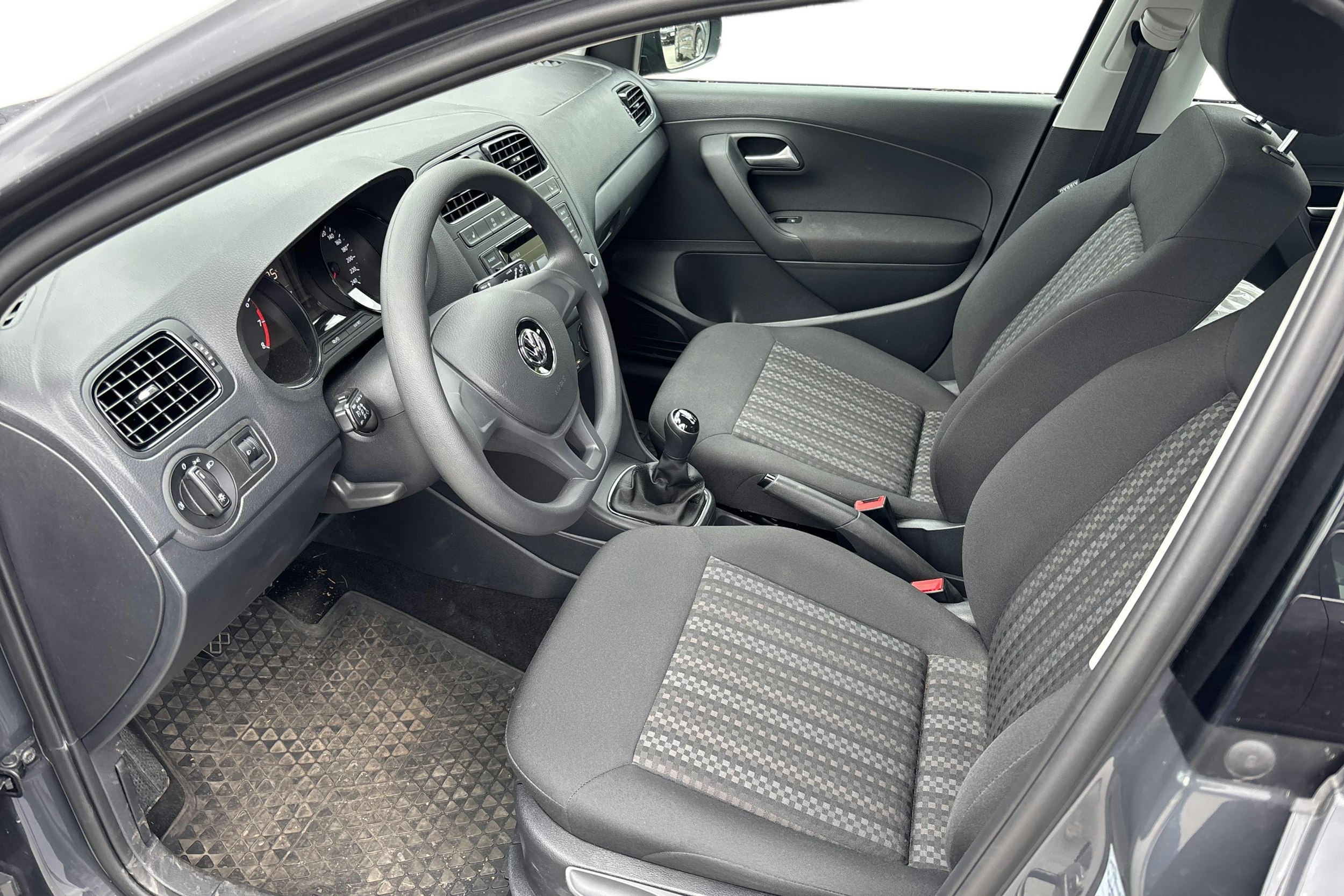 harmaa Volkswagen Polo 2017 kuva 3.