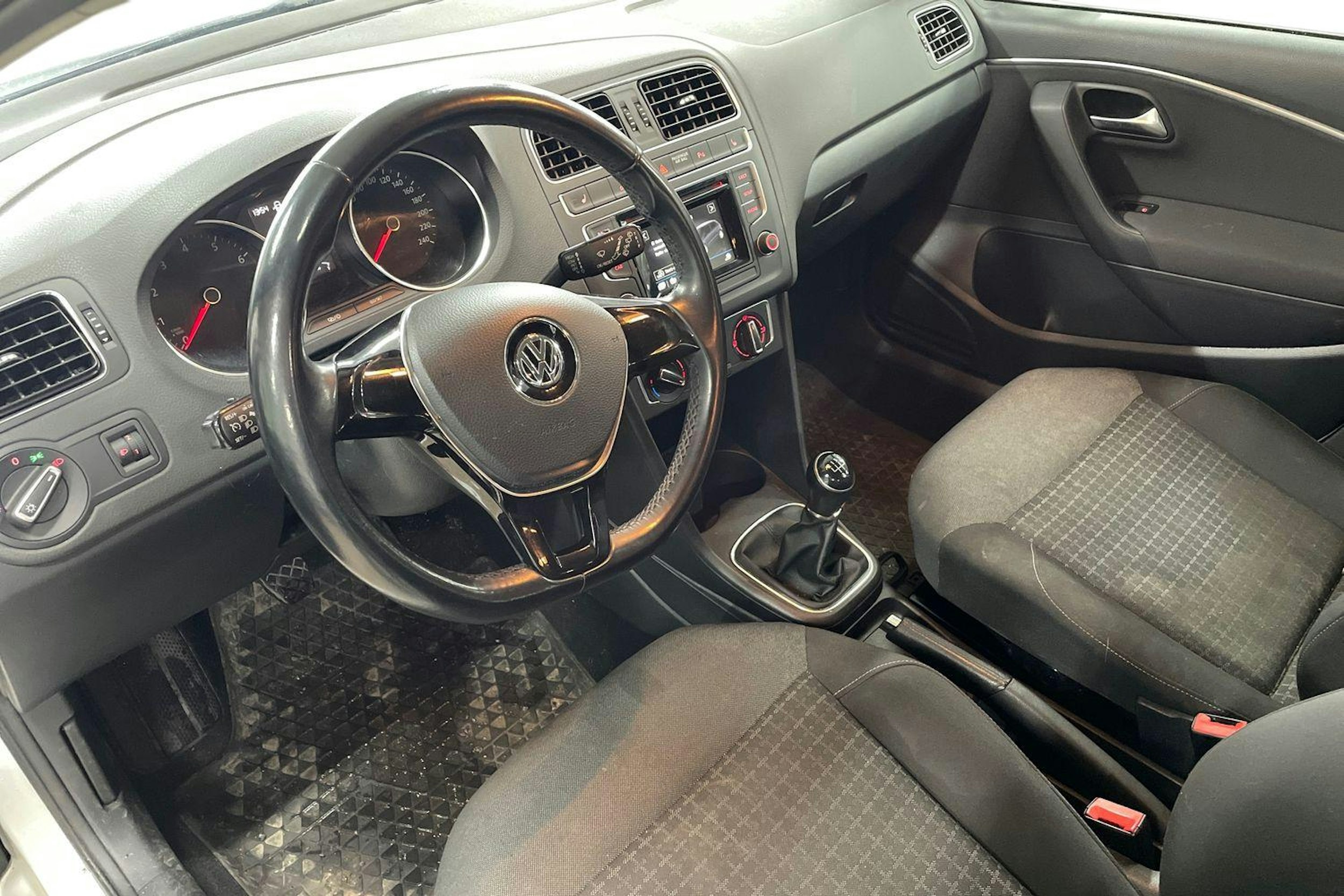 Valkoinen Volkswagen POLO 2017 kuva 3.